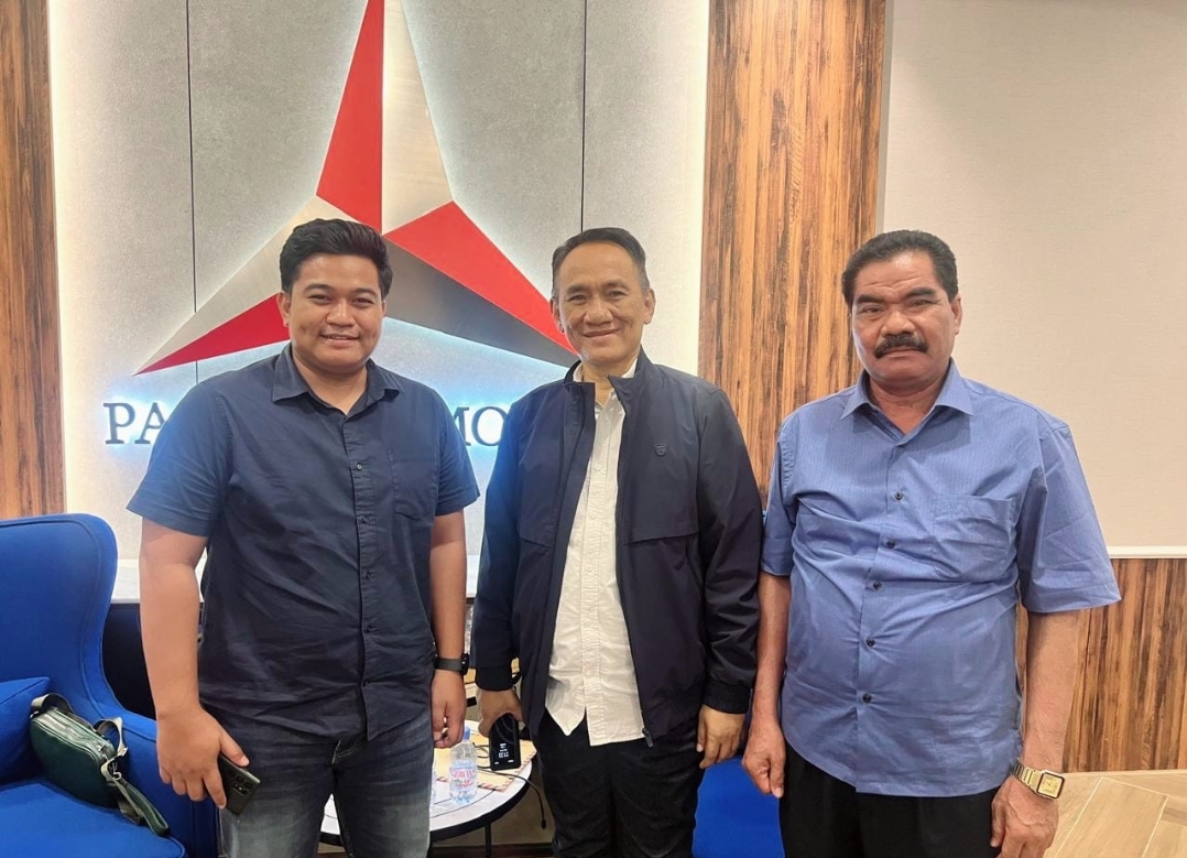 Bacabup Gresik Syahrul Munir (kiri) saat menemui Andi Arief Ketua Bappilu DPP Demokrat didampingi Wakil Ketua DPC Demokrat Gresik Suberi.