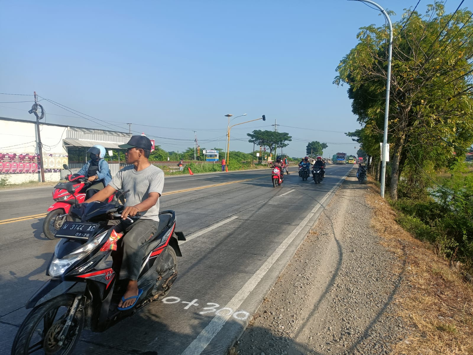 BUKA TUTUP : Imbas perbaikan Jalan dan Jembatan di Desa Setrohadi, Kecamatan Duduksampeyan akan dilakukan sistem buka tutup dengan satu jalur.