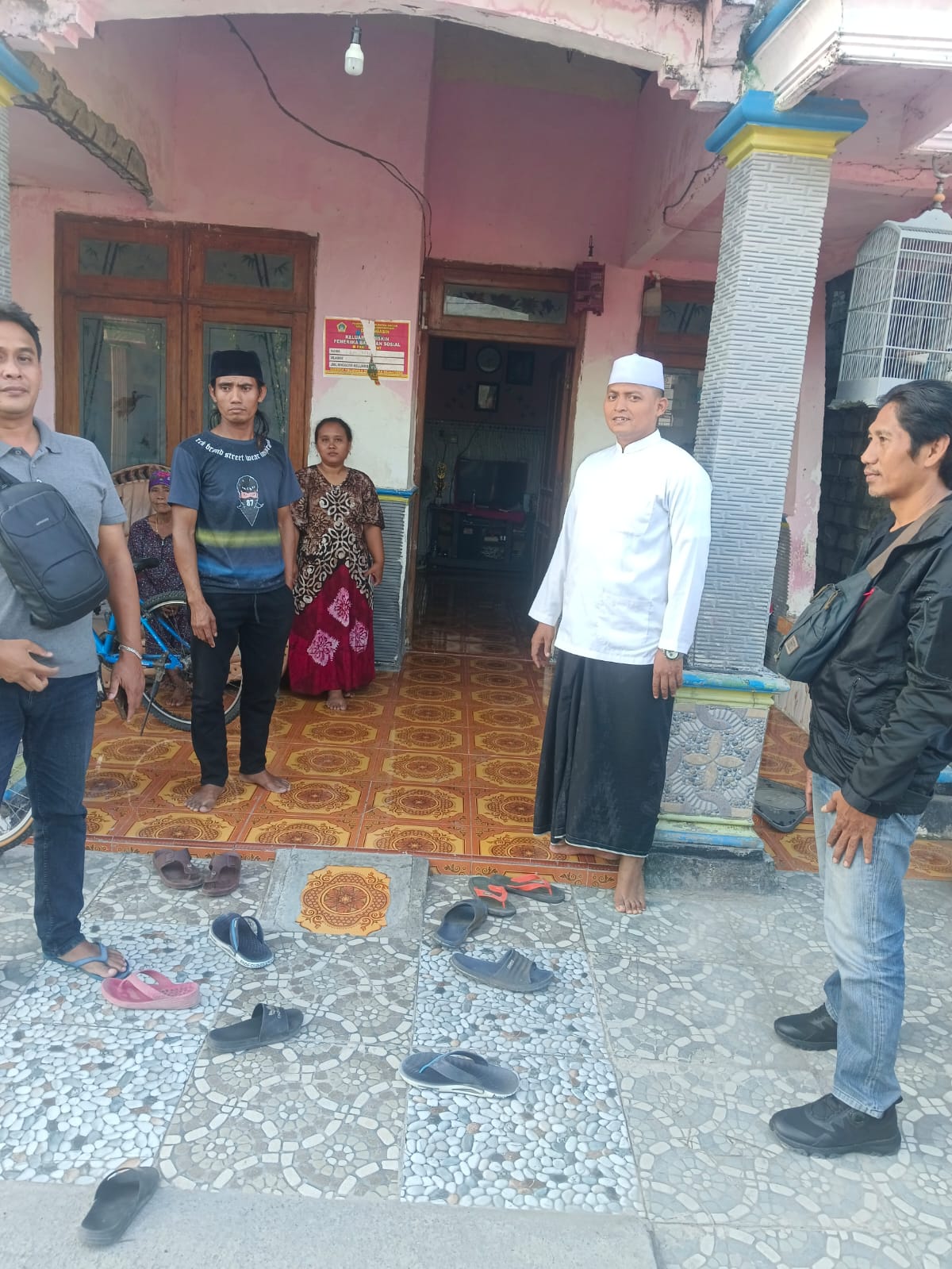 OLAH TKP: Sejumlah anggota Polisi saat melakukan olah &nbsp;TKP di rumah yang kemalingan di Desa Ngasin, Kecamatan Balongpanggang, Gresik.