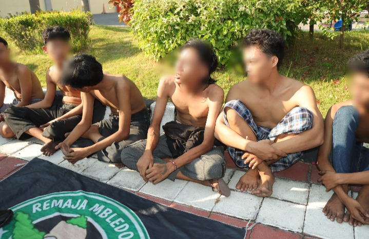 DIAMANKAN : Enam Anggota gengster dan barang bukti sajam diamankan anggota Rainmas Kalam Munyeng Samapta Polres Gresik.