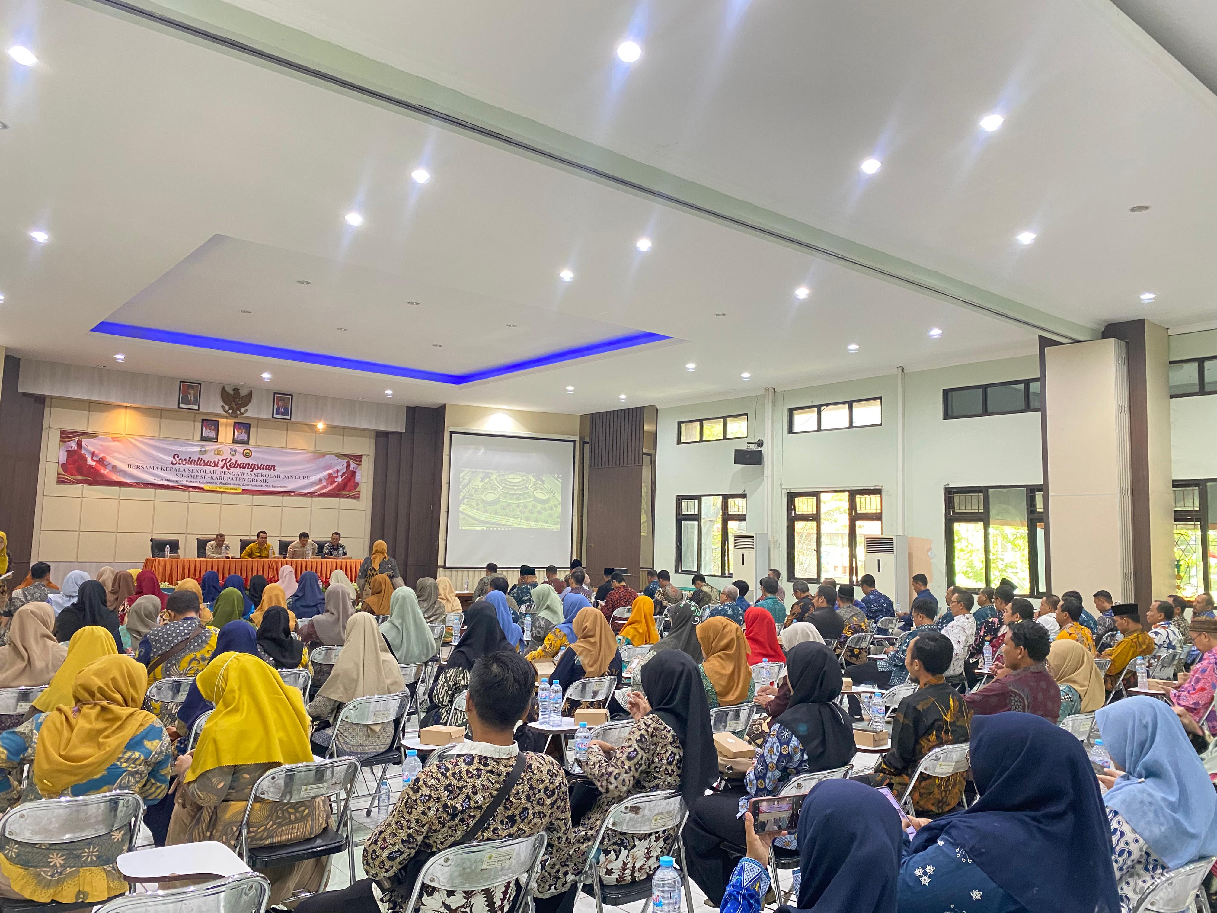 SOSIALISASI KEBANGSAAN: Direktorat Pencegahan Densus 88 Antiteror Polri (AT) memberikan sosialisasi Kebangsaan kepada sekolah, pengawas sekolah dan guru BP se- Gresik.