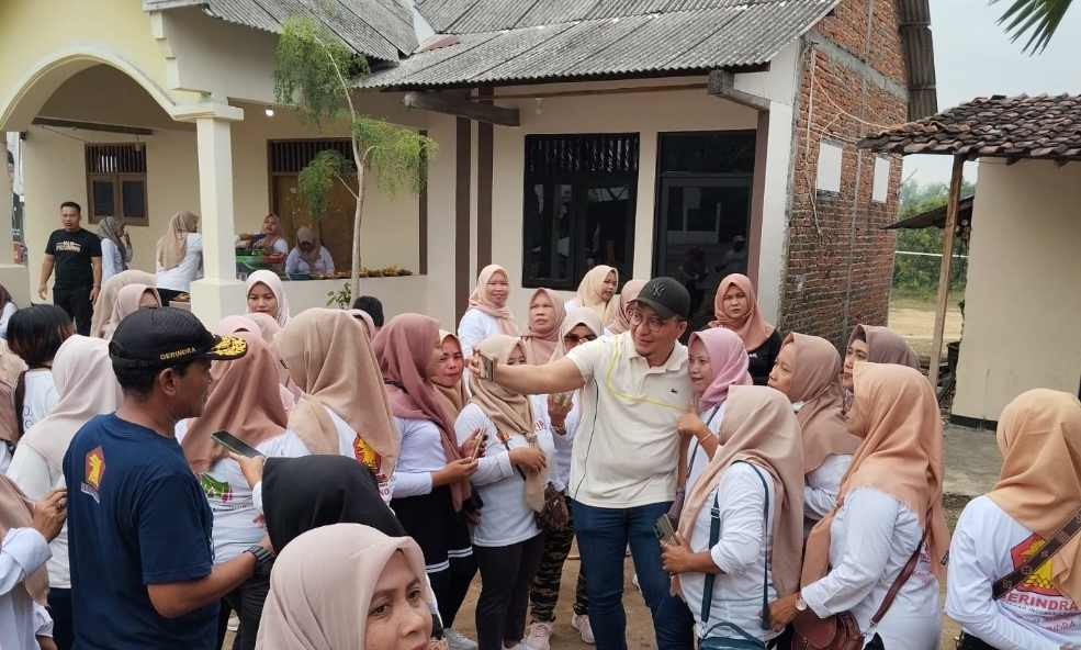 Cabup Gresik dr Asluchul Alif saat melayani foto bersama emak-emak di Kecamatan Wringinanom.