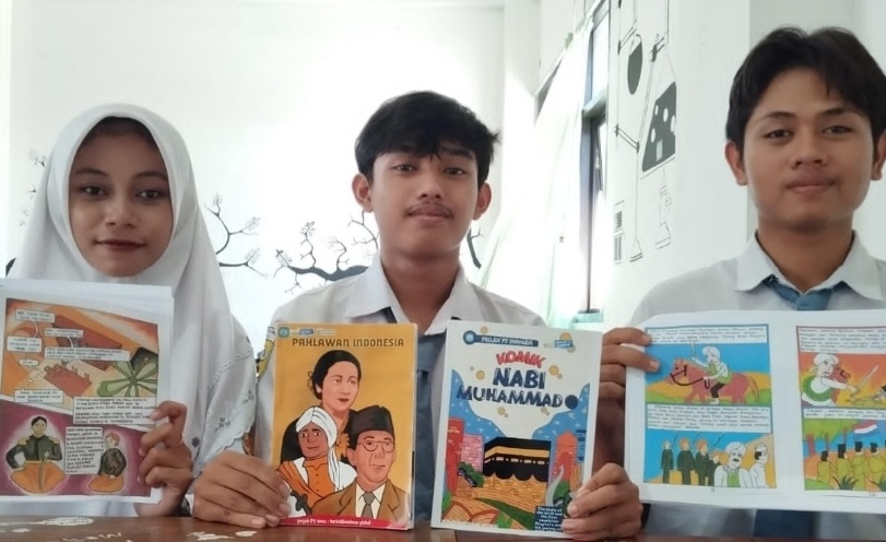 Pelajar SMANU 2 Gresik memperlihatkan komik hasil bikinannya tentang sejarah Nabi dan Pahlawan.