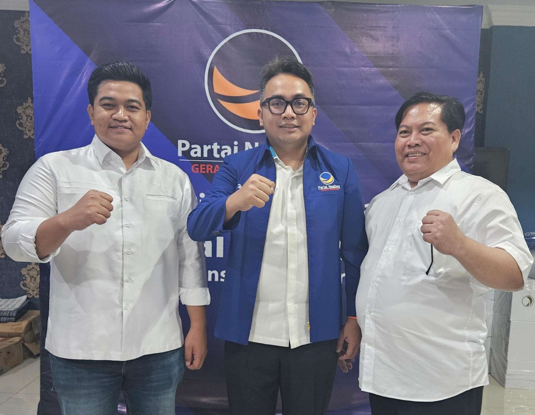 Menangkan Santri : Ketua DPD Nasdem Gresik, Thoriq Majiddanor berfoto bersama pasangan calon kepala daerah Syahrul Munir (kiri) dan Tri Putro Utomo usai penyerahan surat rekomendasi.