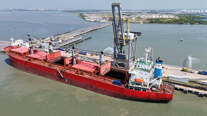 Kedatangan kapal konsentrat perdana, MV Unitama Lily dengan kapasitas 22.000 ton, dimana 10.000 ton akan dimurnikan di PT Smelting dan 12.000 ton akan dimurnikan di Smelter PT Freeport Indonesia