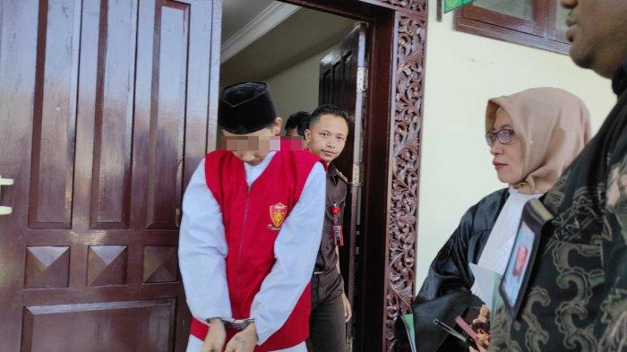 PRIA MESUM: AIK alias AD, warga Desa Wadak Kidul, Kecamatan Duduksampeyan usai sidang tuntutan di PN Gresik