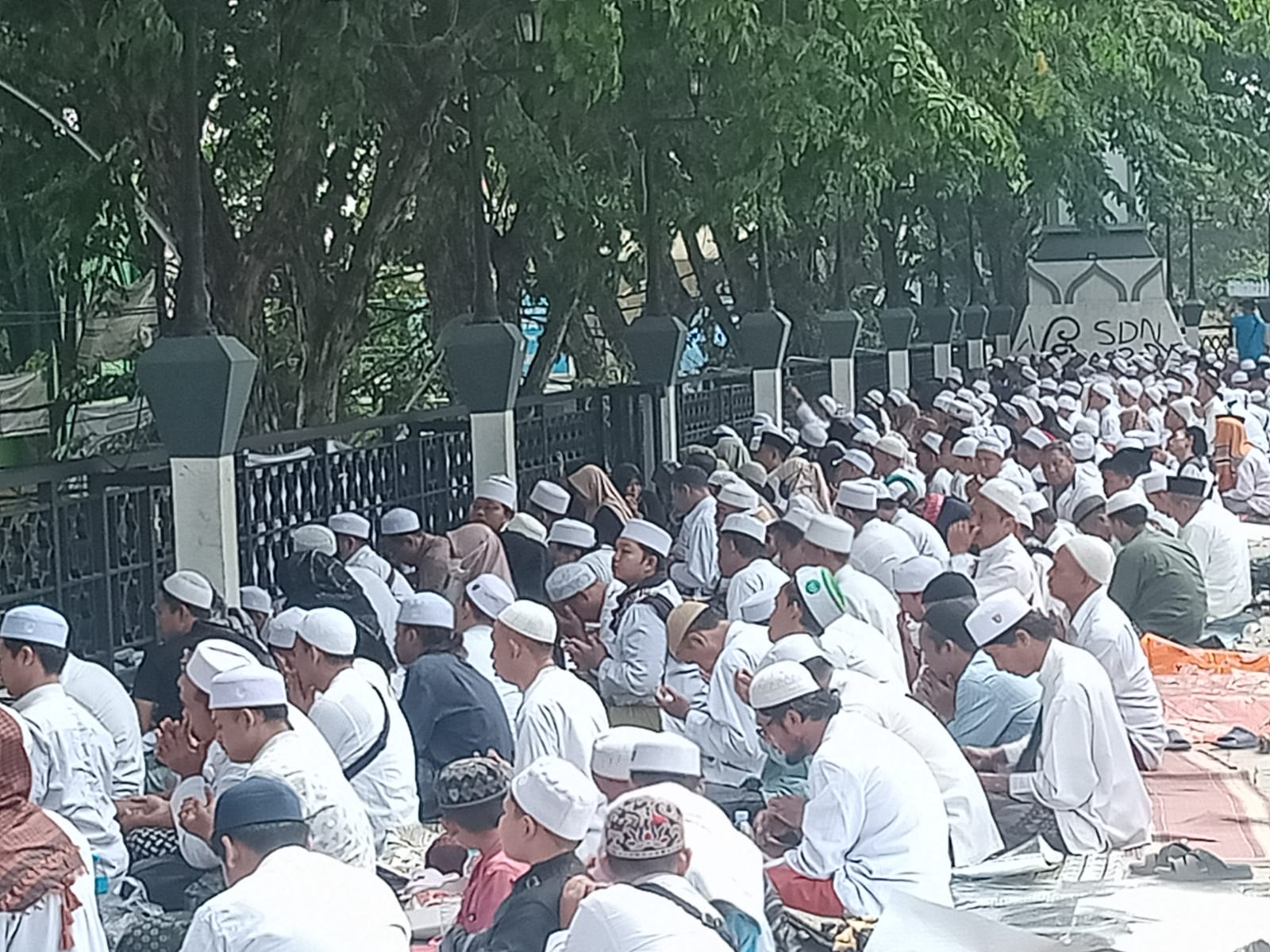 PUNCAK HAUL: Ratusan ribu jemaah menghadiri puncak acara Haul Al Wali Al Qutb Al Habib Abu Bakar Bin Muhammad Bin Umar Assegaf ke-69 tahun 2024 di Kabupaten Gresik.
