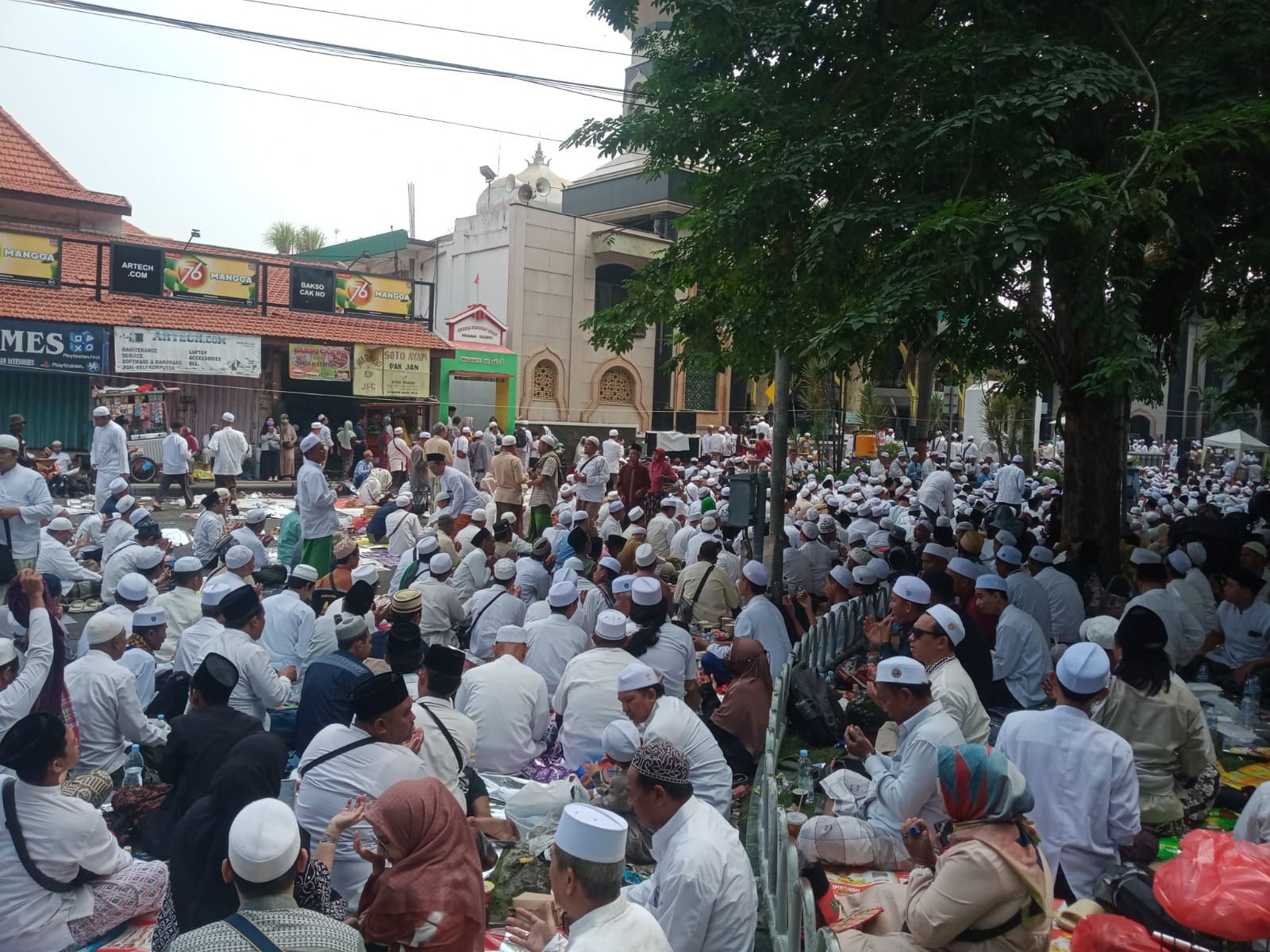 TUMPLEK BLEK: Jemaah baik luar dan dalam kota memenuhi haul habib Abu Bakar Assegaf