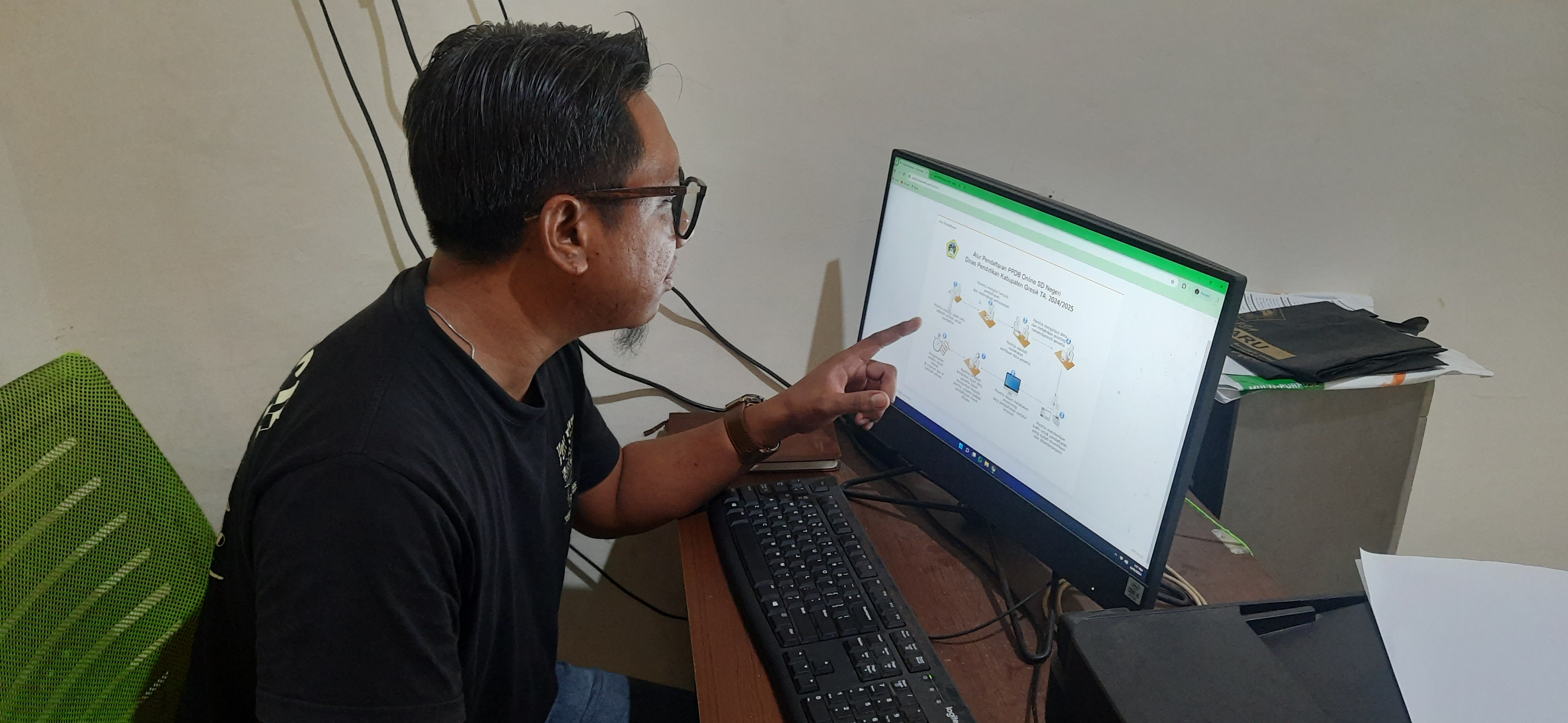 Salah satu wali murid saat memantau website PPDB Dispendik Gresik.