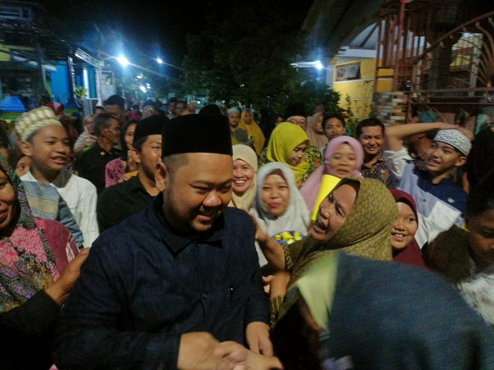 TANGIS HARU: Bupati Gresik Fandi AKhmad Yani disambut begitu antusiasme warga di Duduksampeyan, Gresik.