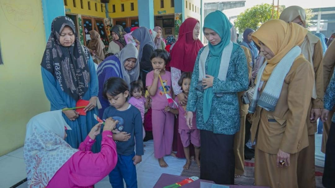 INTERVENSI: Ketua TP PKK Kabupaten Gresik Nurul Haromaini Fandi Akhmad Yani bersama Dinas Kesehatan memantau perkembangan anak di sekolah Manyar.
