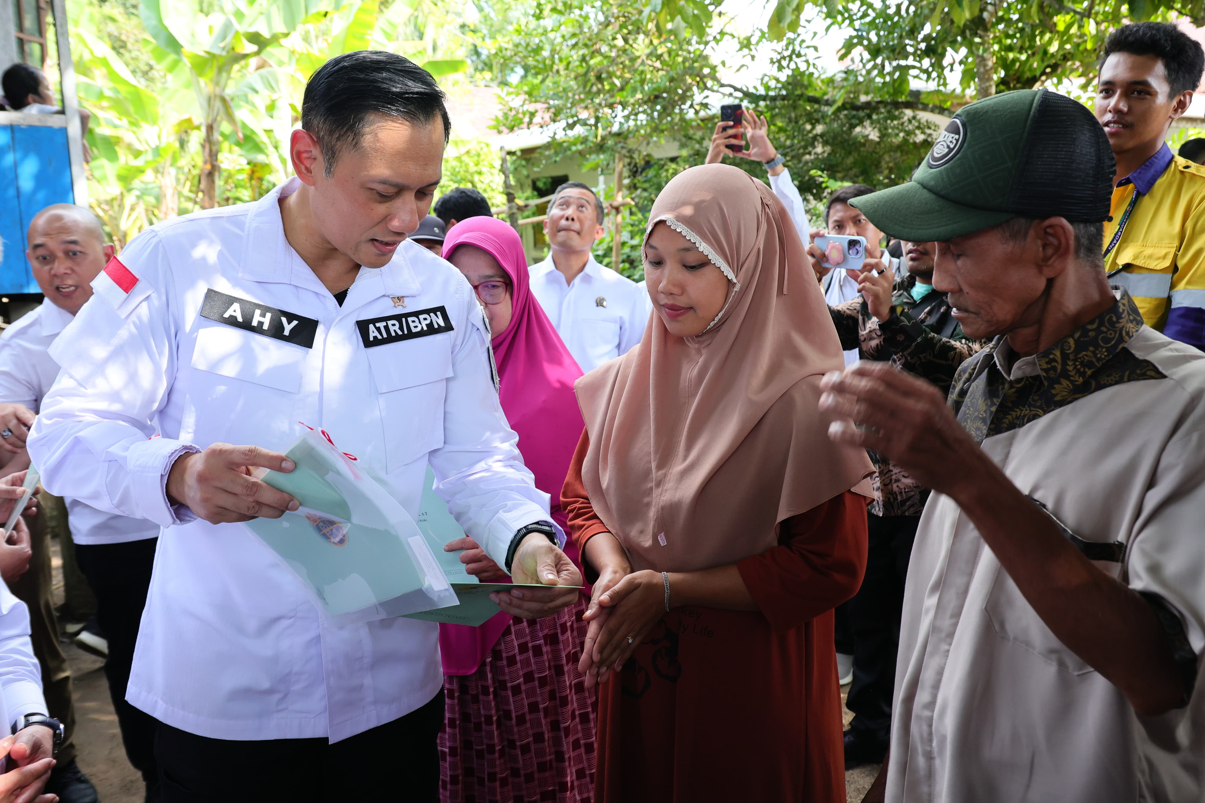 Senang : Masyarakat Jambi mendapatkan Sertipikat dari Menteri Agraria dan Tata Ruang / Badan Pertanahan Nasional (ATR/BPN), Agus Harimurti Yudhoyono.