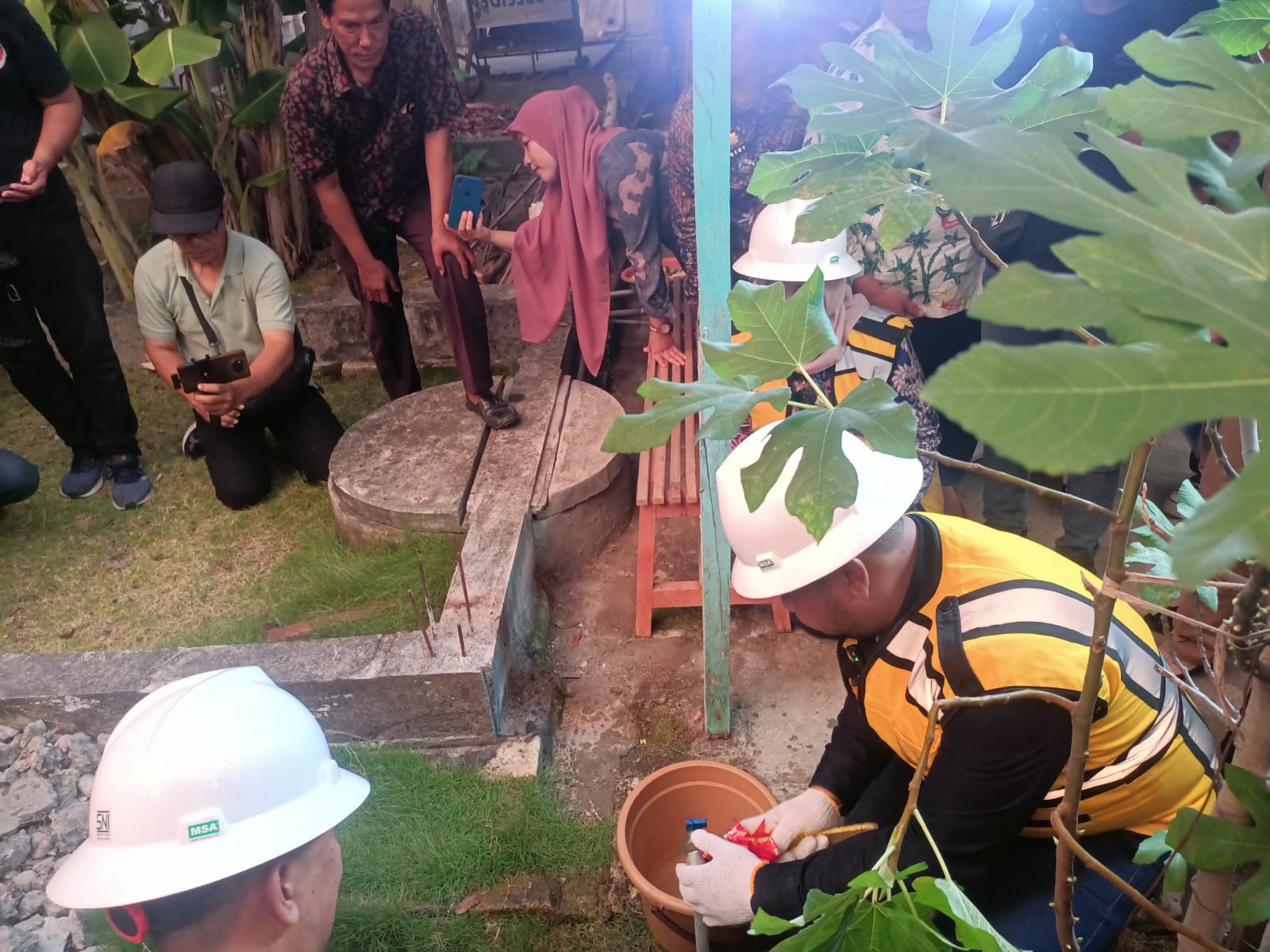 COBA AIR: Bupati Gresik langsung mencoba air bersih yang sudah keluar di setiap rumah warga.