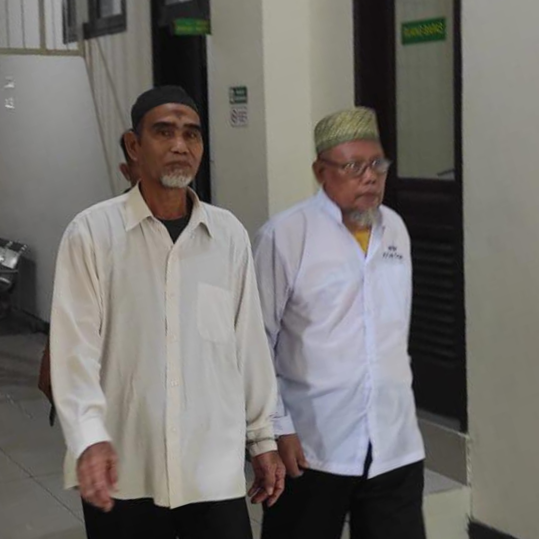 Bebas : Kedua terdakwa kasus penggelapan dan penipuan riwayat tanah yaitu Achmad Fauzi ,58, mantan Kepala Desa (Kades) Manyarsidomukti dan Rochmat ,53,