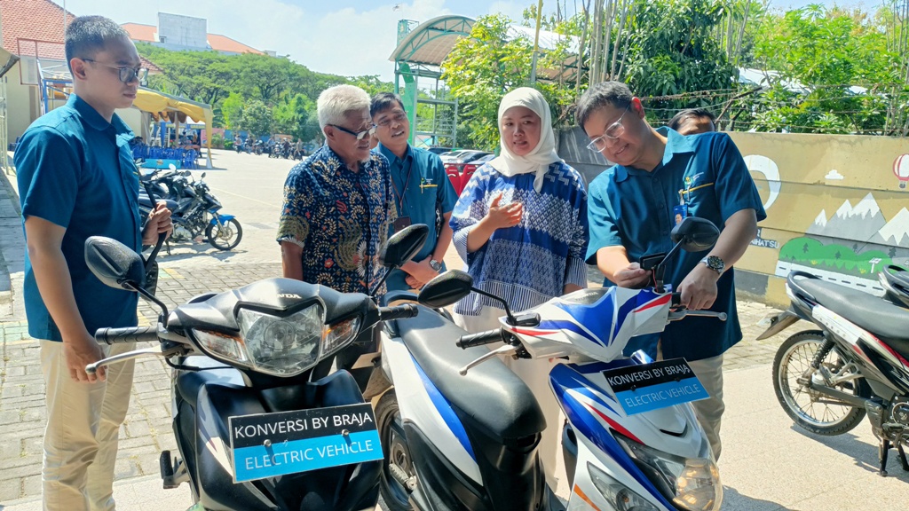 Inovasi : Bengkel SMK PGRI kini mampu mengkonversi Sepeda motor BBM ke listrik.
