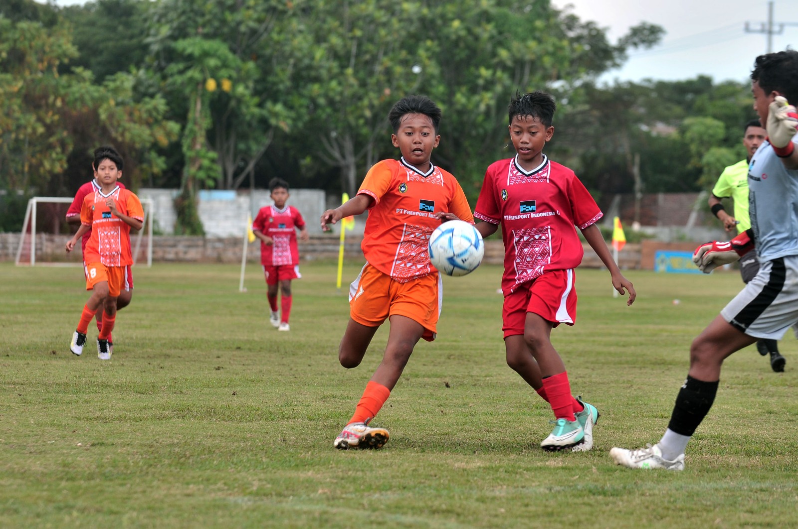 CARI BIBIT TIMNAS: Pemain sepak bola usia dini bermain di lapangan Sepak Bola Banjarsari, Gresik, kemarin.