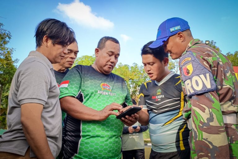 PENGECEKAN: Komandan Unit Intel, Lettu Caj M Fikri Adha saat melakukan pengecekkan handphone milik anggota kodim 0817/Gresik.