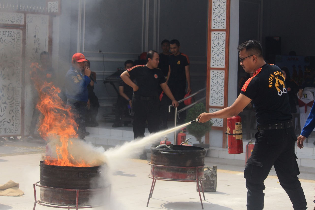 Foto : Istimewa/Radar Gresik  SIMULASI: Petugas Rutan kelas IIB Gresik melakukan pelatihan dan simulasi penanganan bencana kebakaran bersama Dinas Pemadam Kebakaran dan Penyelamatan Kabupaten Gresik.