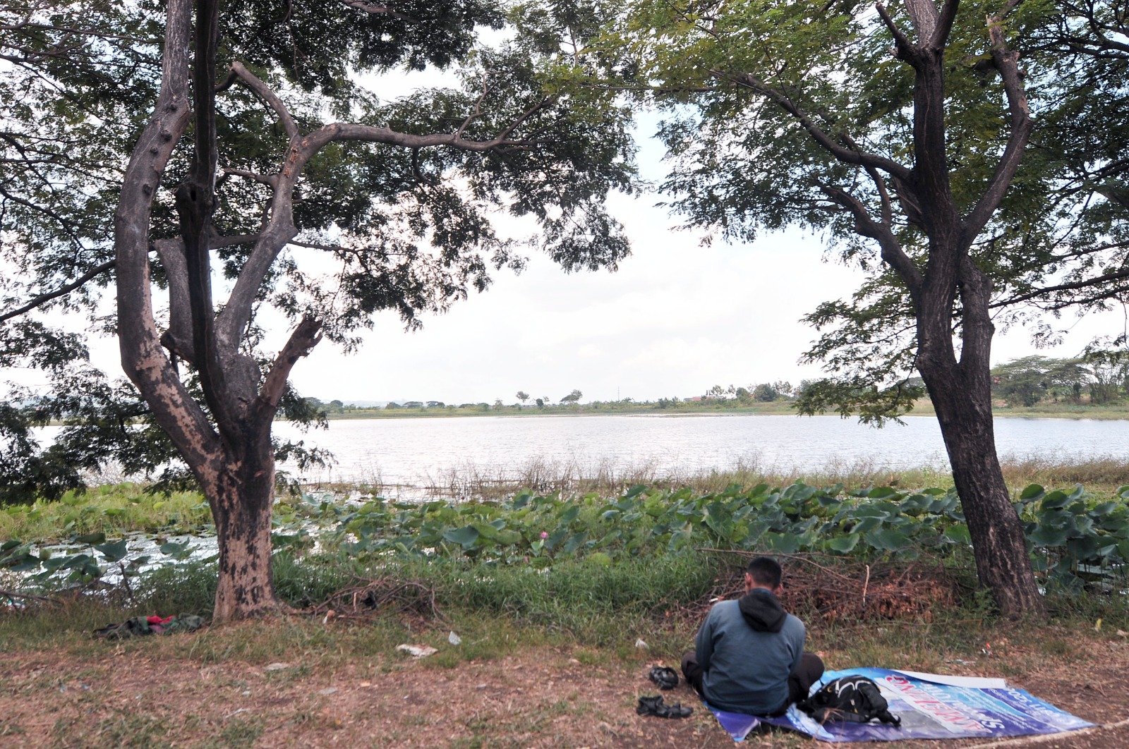 PENUH KETENANGAN: Para pengendara motor sedang menikmati wisata waduk Bunder, Gresik.