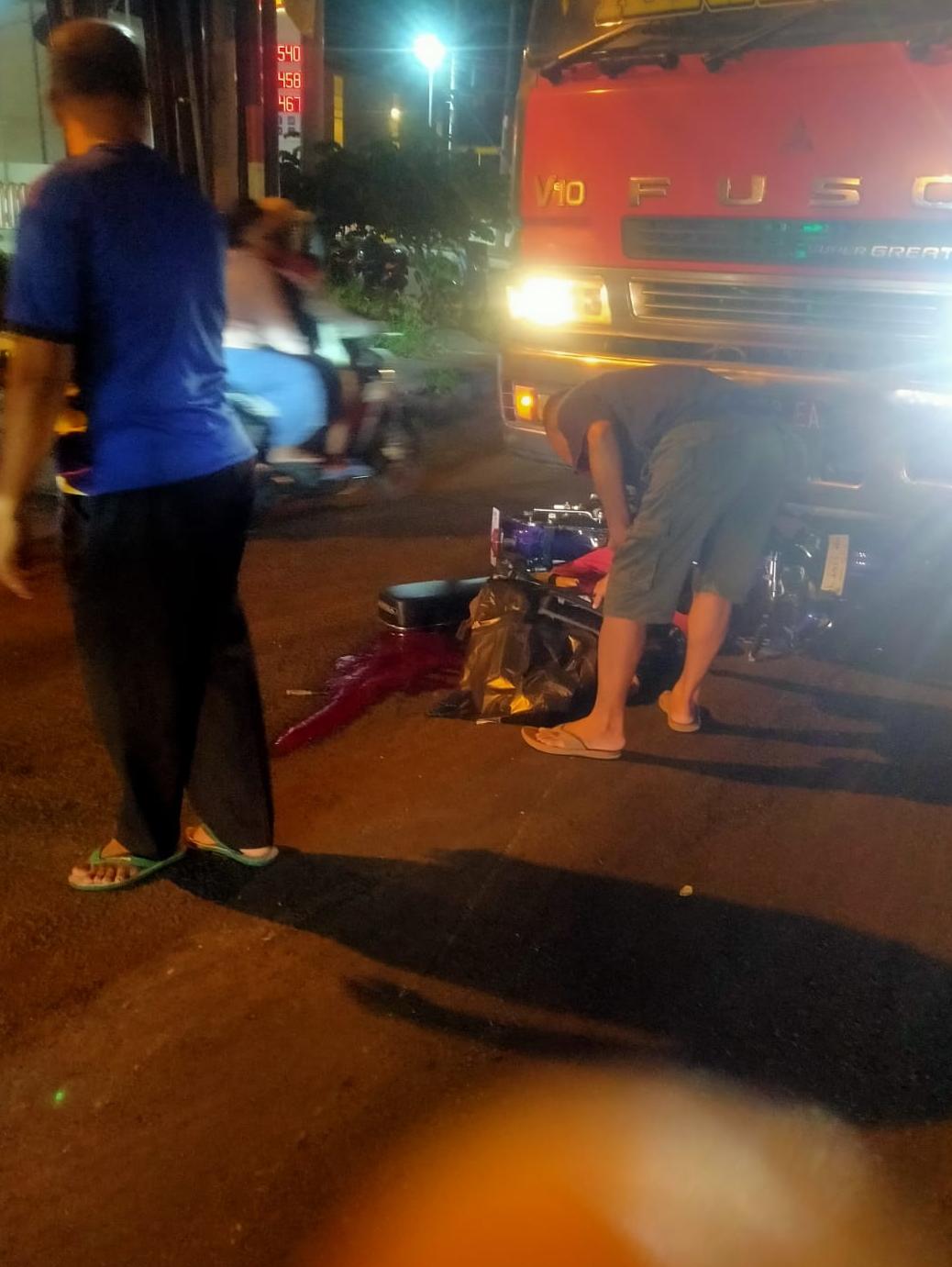 TERLINDAS: Sepeda motor Honda GL Nopol AE 2477 WG yang dikendarai korban terlindas truk Mitsubishi Fuso di Jalan Raya Sukomulyo tepatnya di depan maspion, Kecamatan Manyar