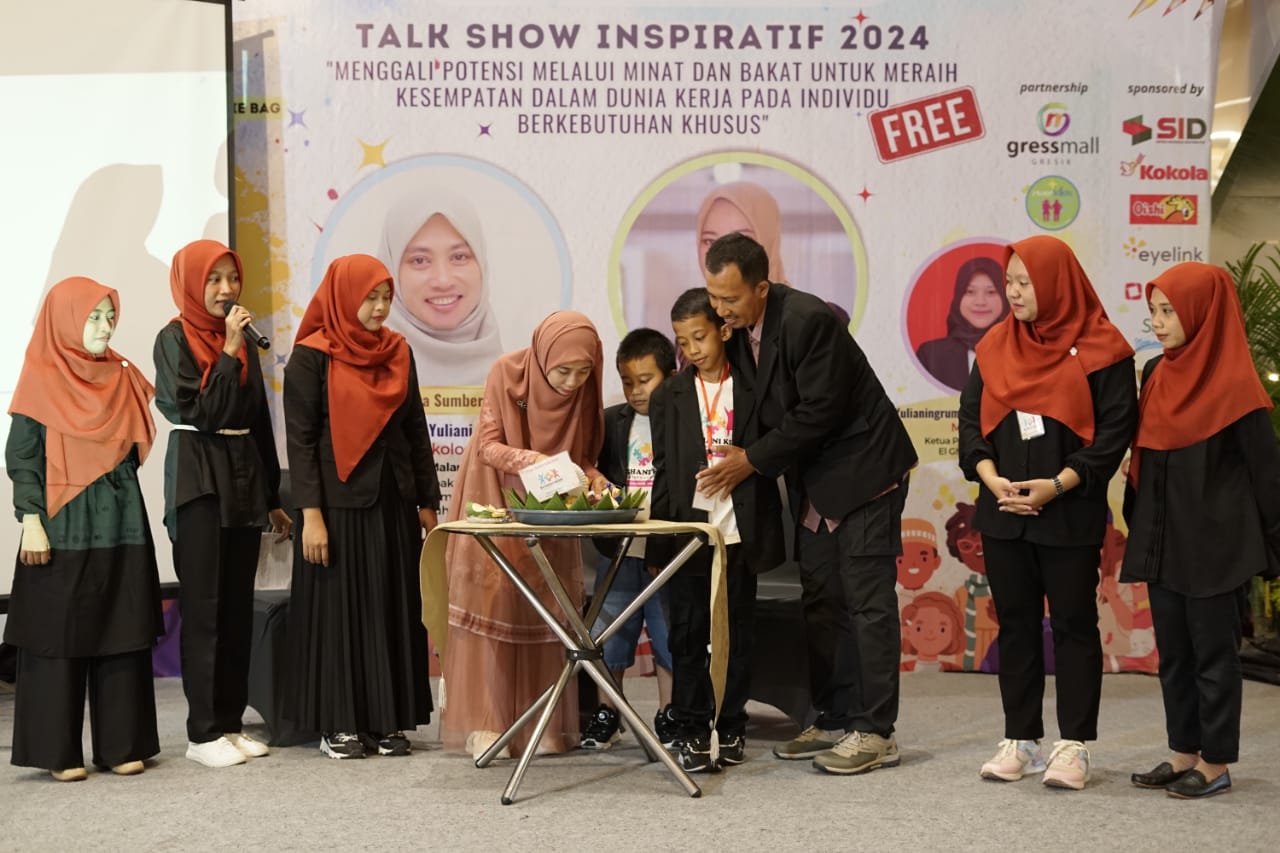 Meriah : Anniversary ke-1 El Ghani Kids Gresik dimeriahkan dengan potong tumpeng.