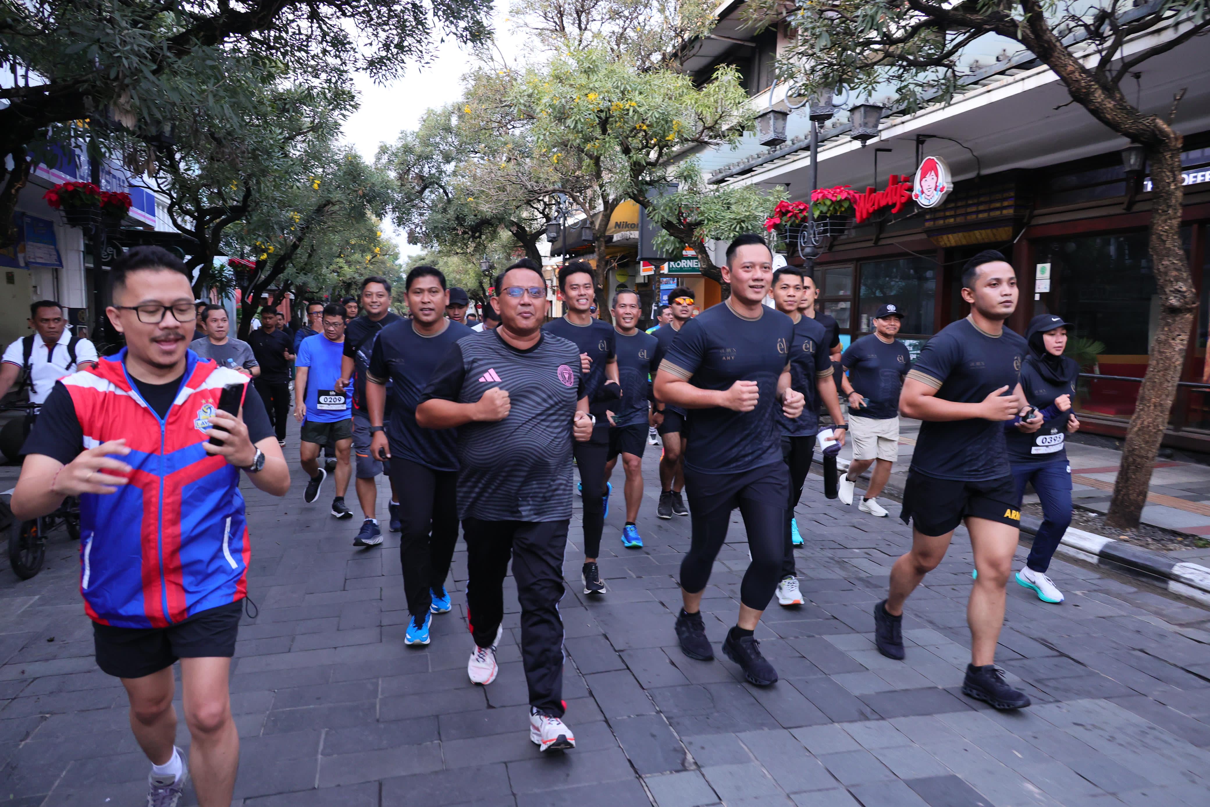 Perkuat Komitmen : Menteri ATR/BPN Agus Harimurti Yudhoyono (dua dari kanan) berlari bersama para peserta eL Run Bandung 2024, akhir pekan kemarin.