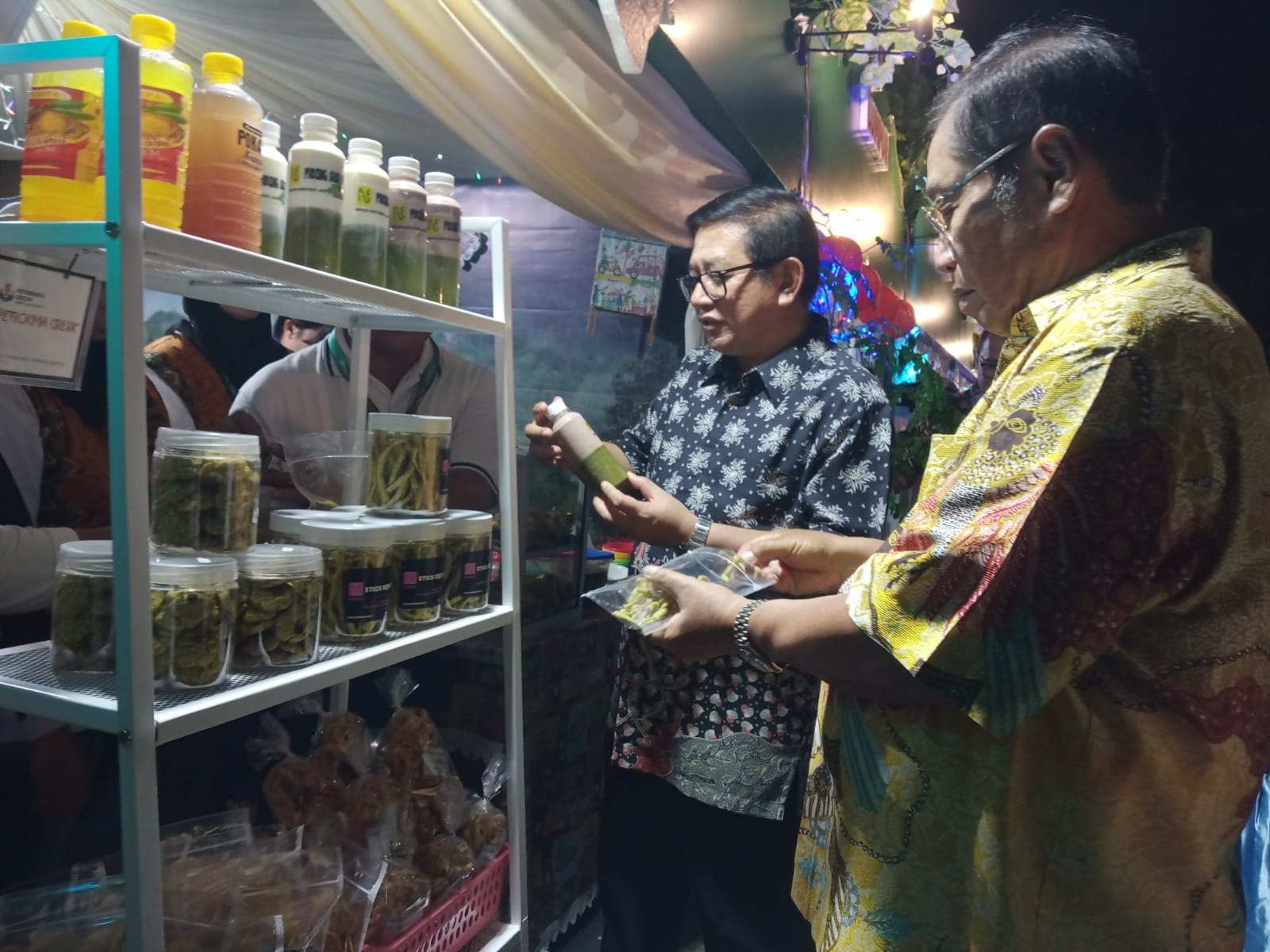GIATKAN UMKM: Dirut Petrokimia Gresik, Dwi Satriyo Annurogo beserta jajaran Direksi PT Petrokimia Gresik meninjau dan&nbsp; membeli produk di stand UMKM PetroNite Fest 2024.