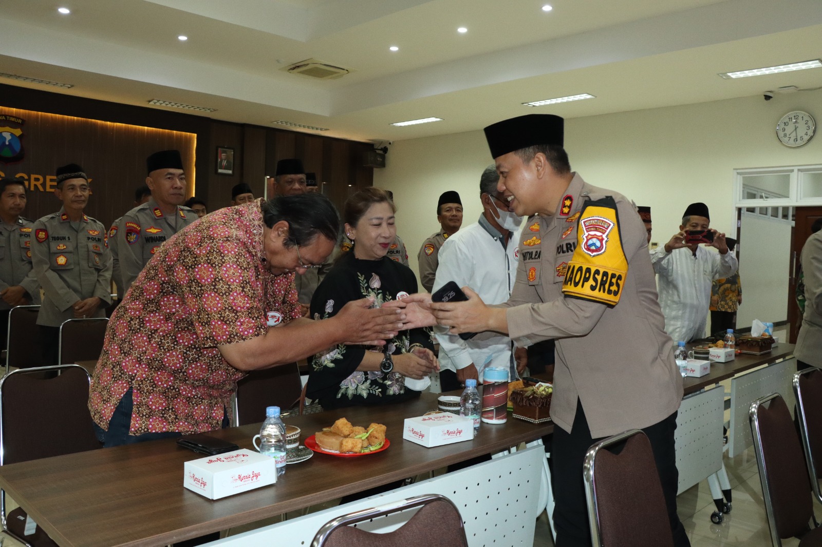 DOA BERSAMA: Kapolres Gresik AKBP Aditya Panji Anom bersama jajarnya saat menggelar doa bersama dengan lintas agama di Mapolres Gresik.