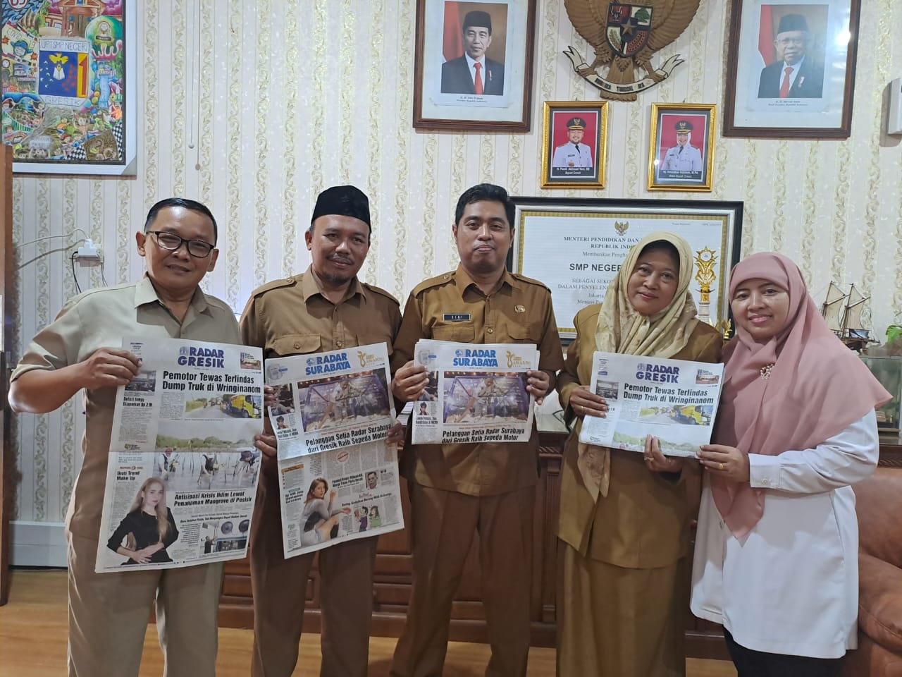 BAHAGIA : Kepala SMPN 1 Gresik (tengah) bersama staf dan guru yang  menjadi pembaca setia Koran Radar Gresik bangga menjadi salah satu pemenang undian gebyar pembaca setia  75 tahun Jawapos.