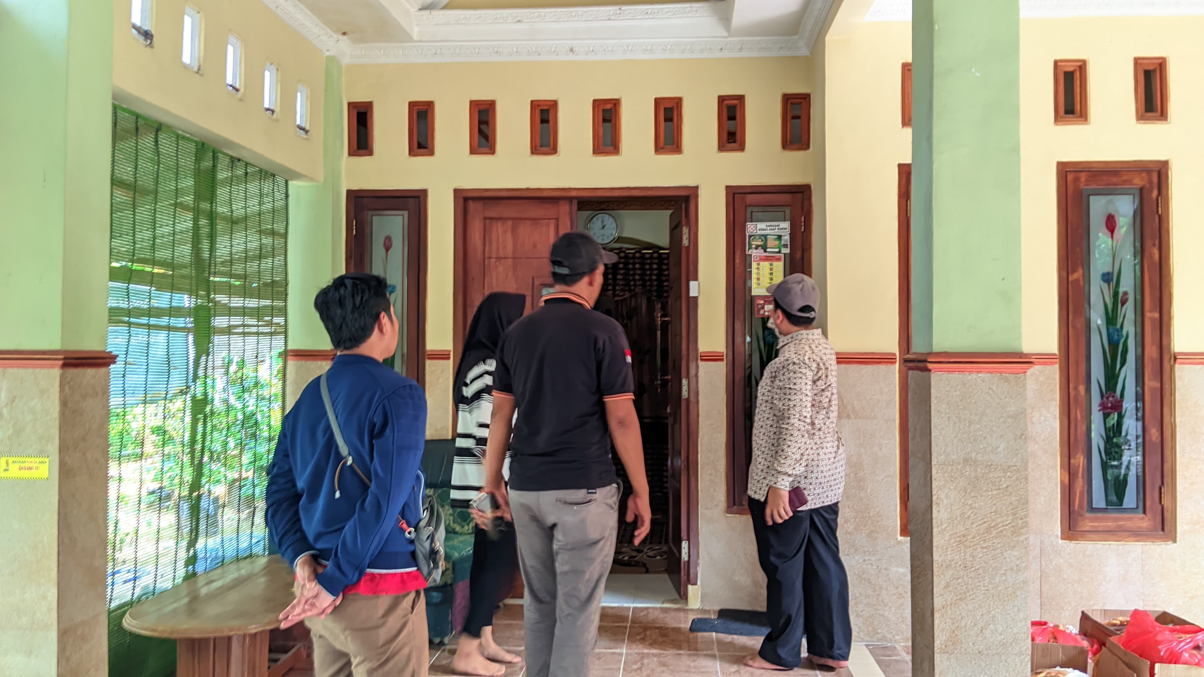 Kordiv SDMO dan Diklat Bawaslu Gresik Robbah Khunaifih saat melakukan sidak pelaksanaan coklit.