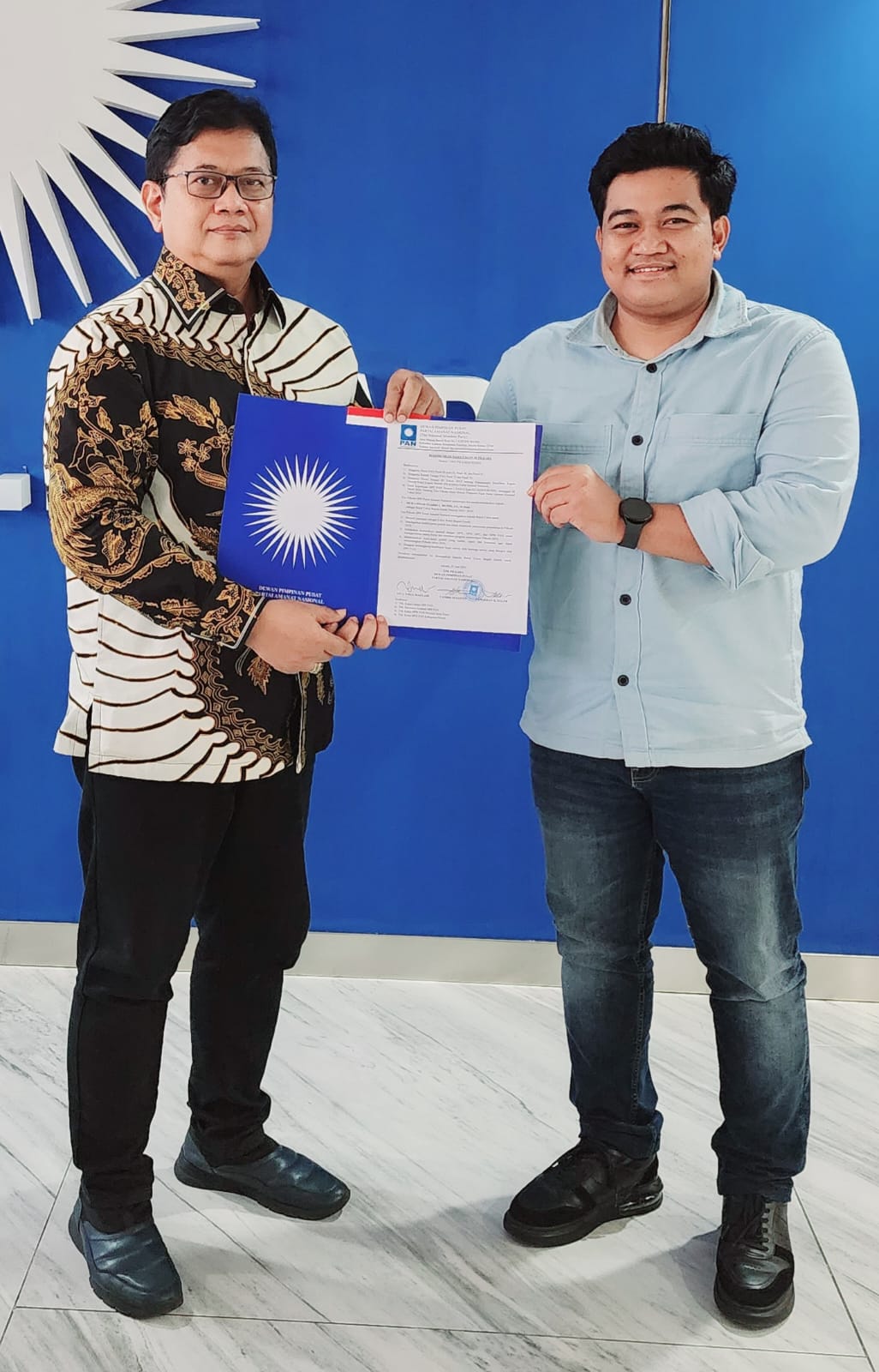 Wakil Ketua Umum DPP PAN Viva Yoga Mauladi saat menyerahkan surat tugas kepada Cabup Gresik Syahrul Munir di kantor PAN Jakarta.