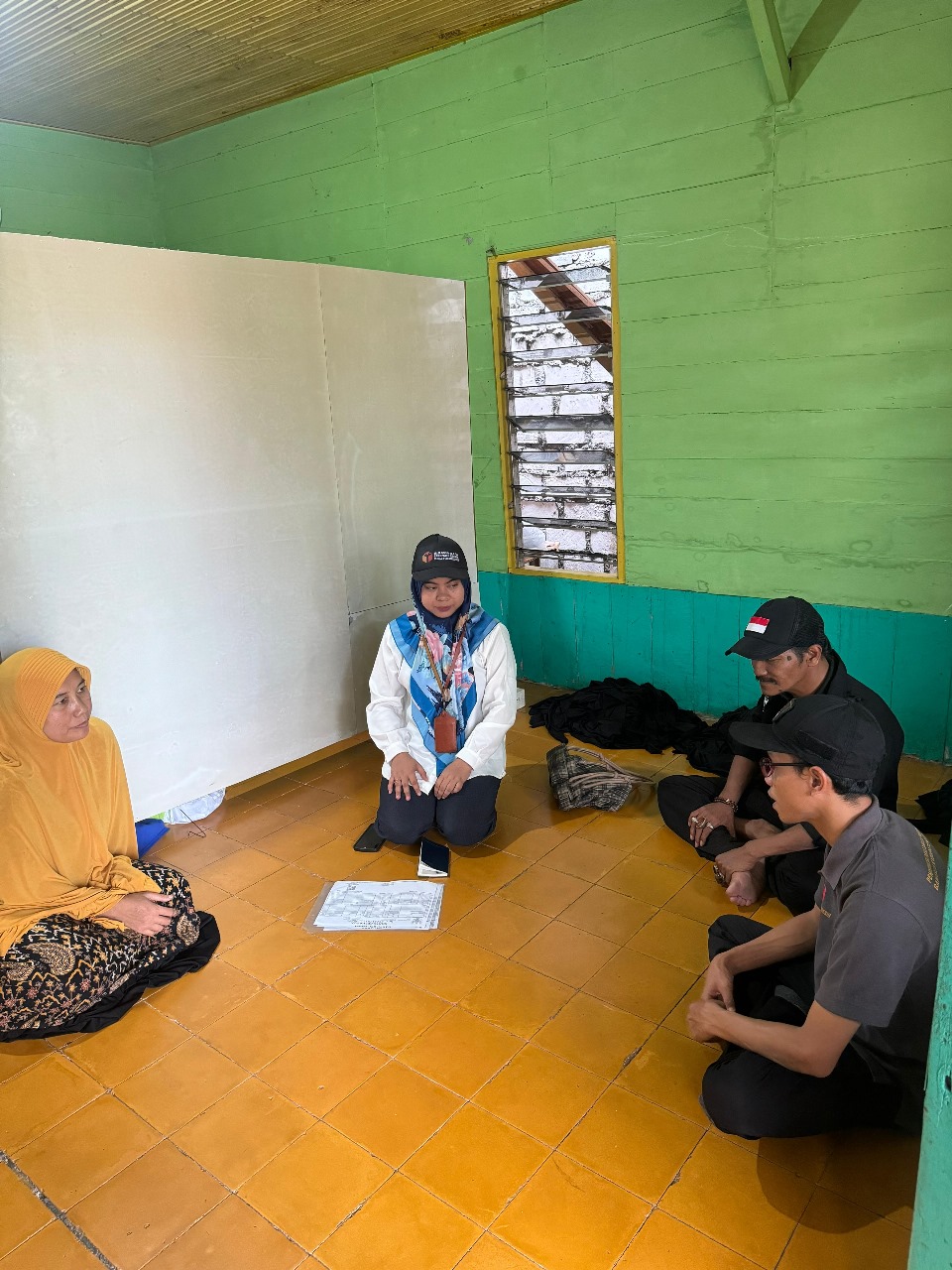 Kordiv Pencegahan, Parmas dan Humas Bawaslu Gresik Habibur Rohman saat melakukan uji petik pelaksanaan coklit.