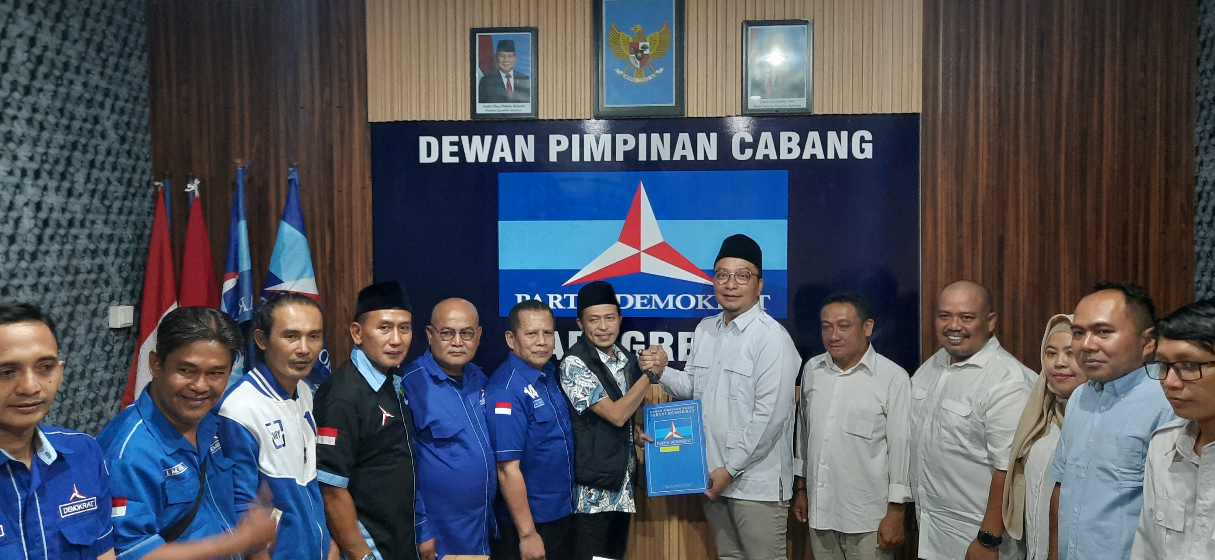 Ketua Satgas Pemenangan Pilkada DPD Demokrat Jatim Dedi Irwansyah menyerahkan surat tugas kepada Cabup Gresik dr Asluchul Alif.