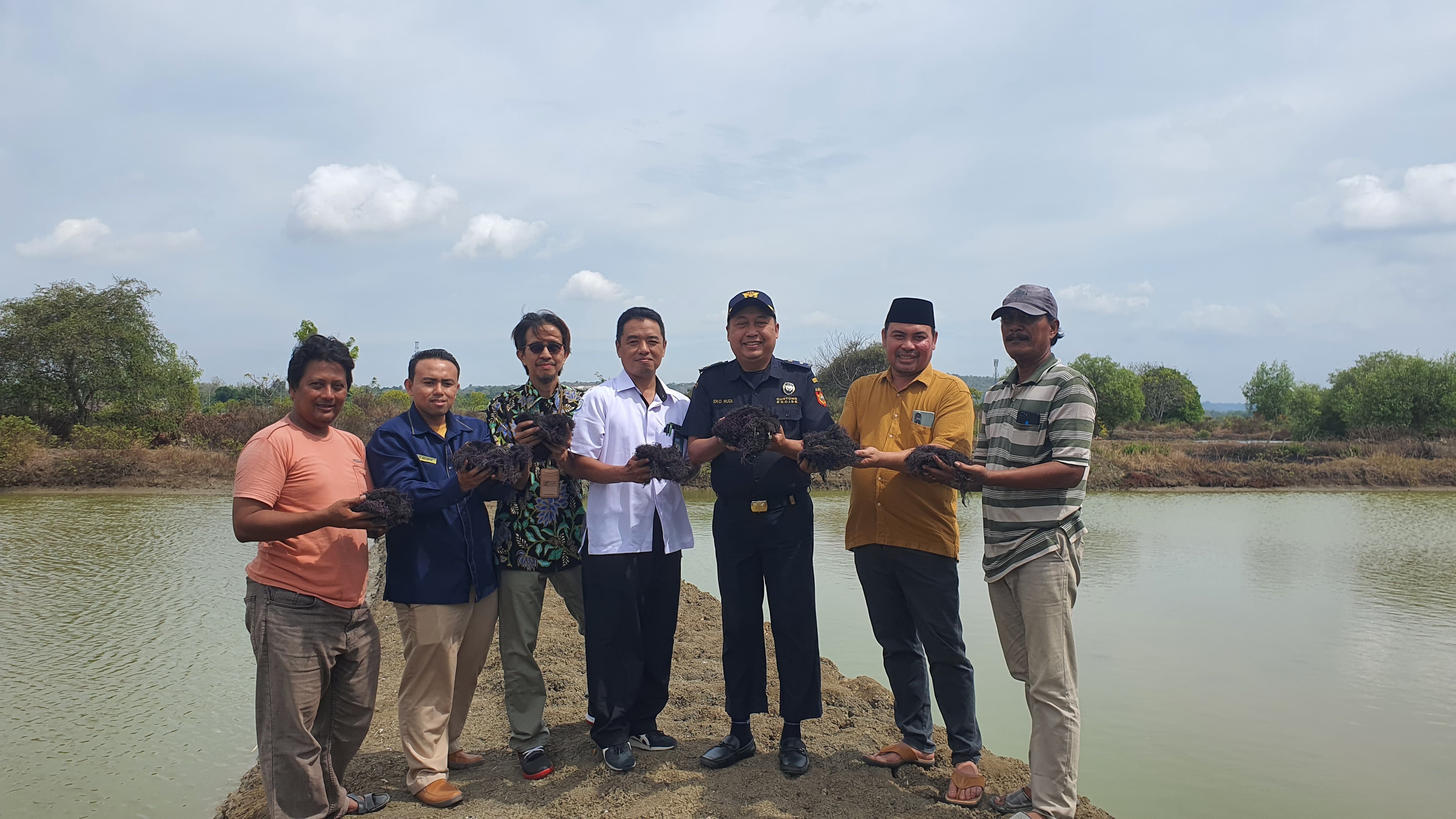 Dukung Penuh : Kepala Seksi Penyuluhan dan Layanan Informasi (PLI) Bea Cukai Gresik, Eko Rudi Hartono (tiga dari kanan) berfoto bersama pelaku usaha rumput laut di Desa Pangkah Wetan, kemarin.