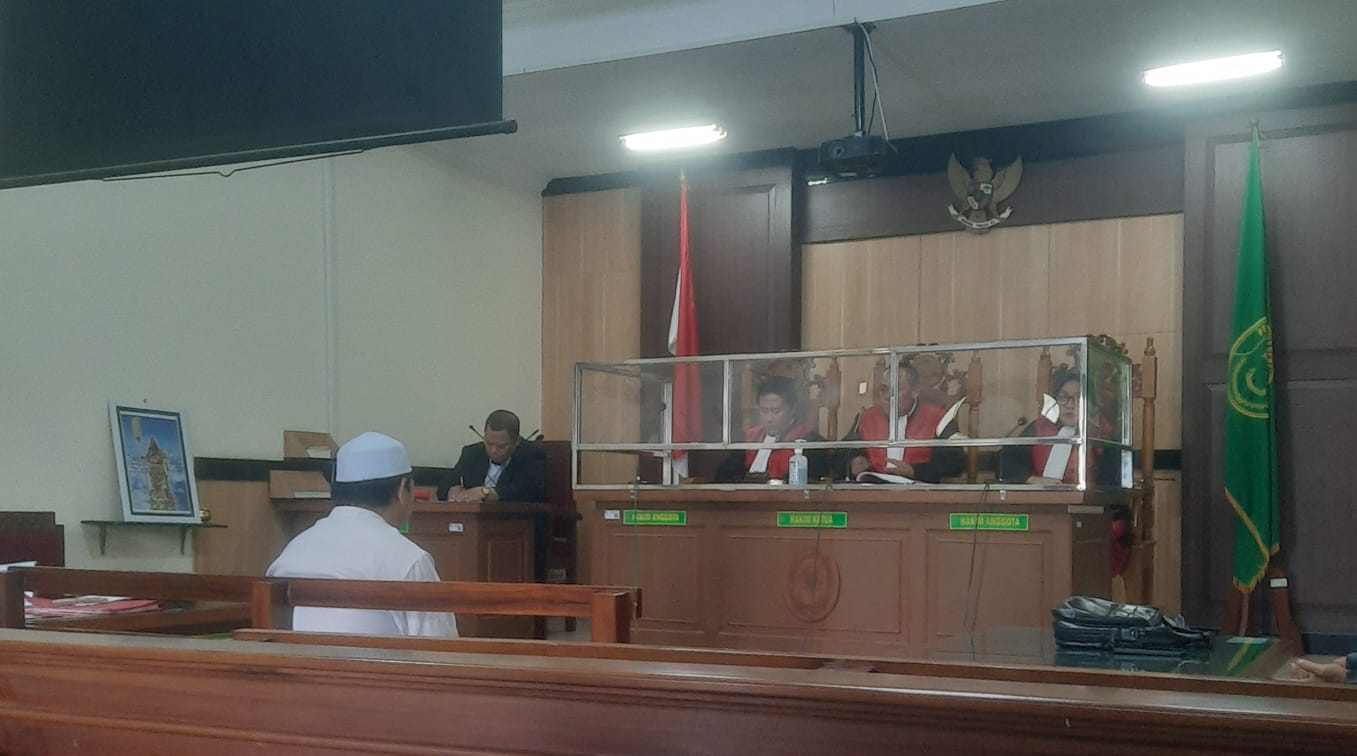 PENCURIAN: Terdakwa Muhammad Hafid saat menjalani sidang di Pengadilan Negri (PN) Gresik.