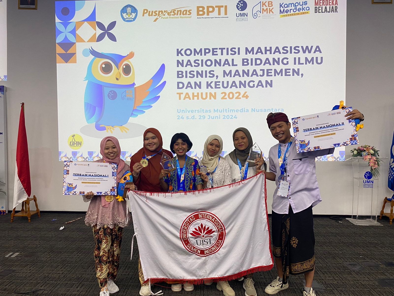 HEBAT : Dua tim dari UISI, Tim Magmala (Manajemen) dan Tim Vionitta (Akuntansi), berhasil meraih Juara 1 dan 2 dalam Kompetisi Mahasiswa Nasional Bidang Ilmu Bisnis, Manajemen & Keuangan (KBMK) 2024!