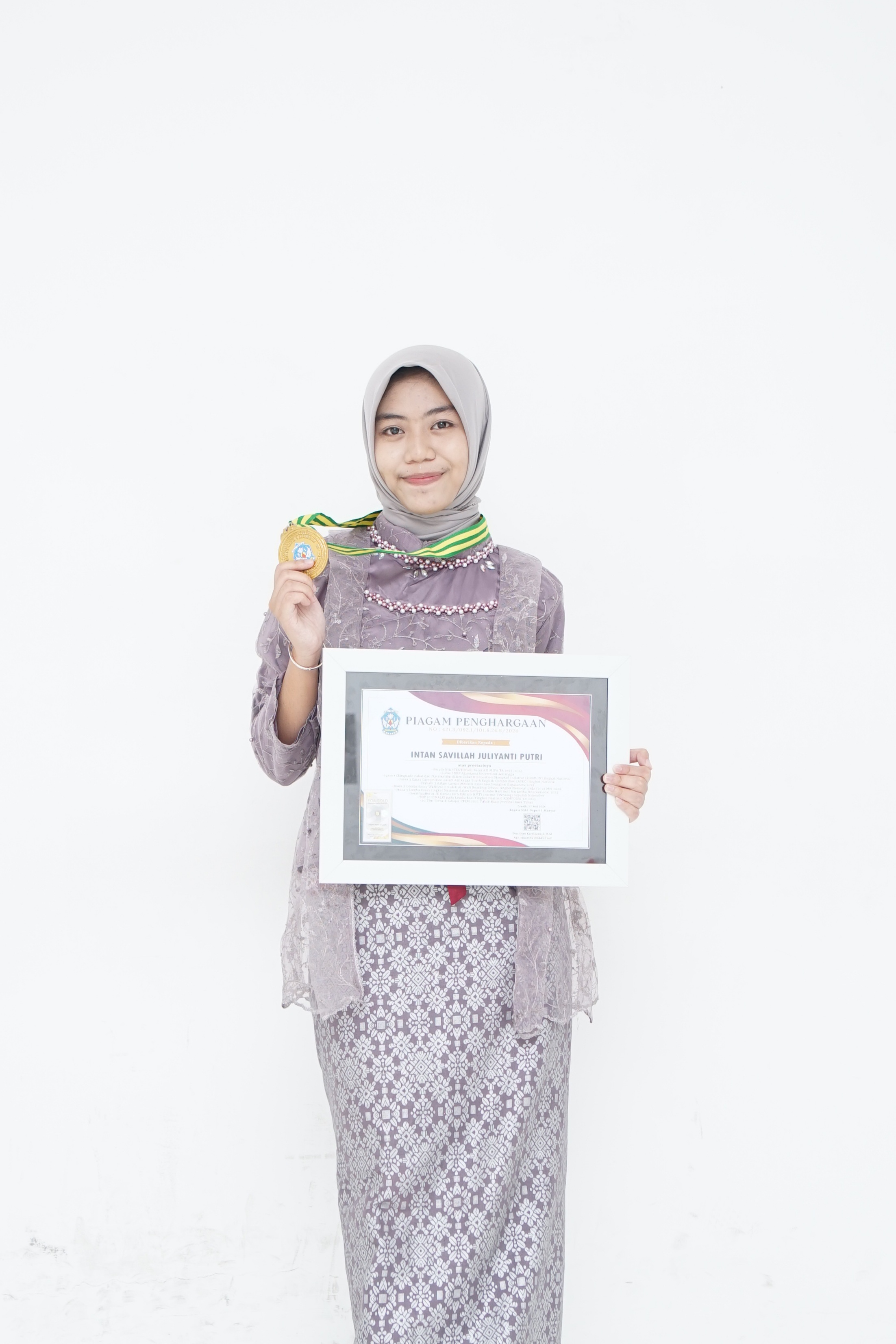 Intan Savillah Juliyanti Putri, Aumni nSMAN 1 Manyar yang berhasil menjuarai Esai Nasional saat masih SMA.
