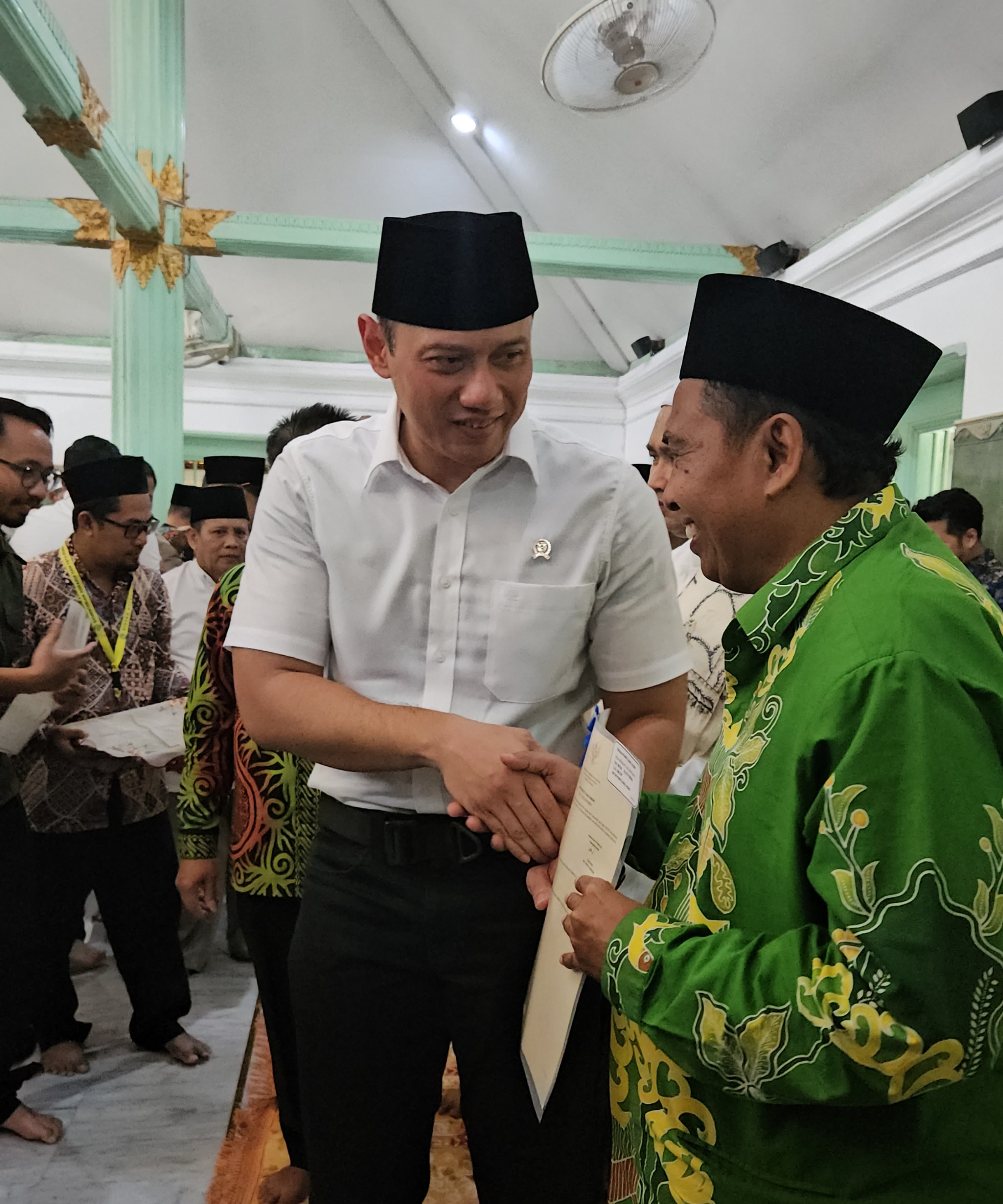Tuntas : Menteri ATR/ BPN, Agus Harimurti Yudhoyono menyerahkan sertipikat elektronik kepada Ketua PCNU Gresik, KH Mulyadi di Masjid Ainul Yakin Sunan Giri, kemarin.