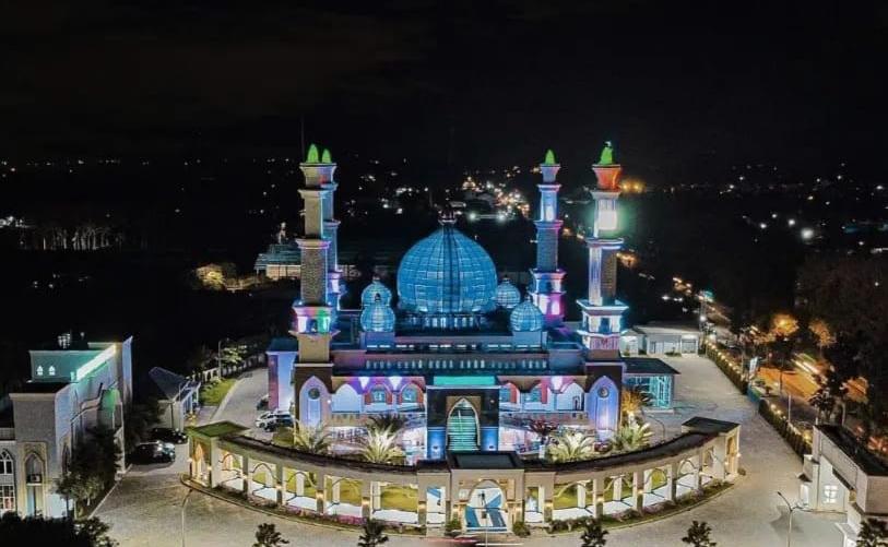 MANAJEMEN PROFESIONAL: Masjid Moedhar Arifin terlihat bercahaya di malam hari dan diresmikan oleh Presiden Joko Widodo yang terletak di Kecamatan Sidayu.