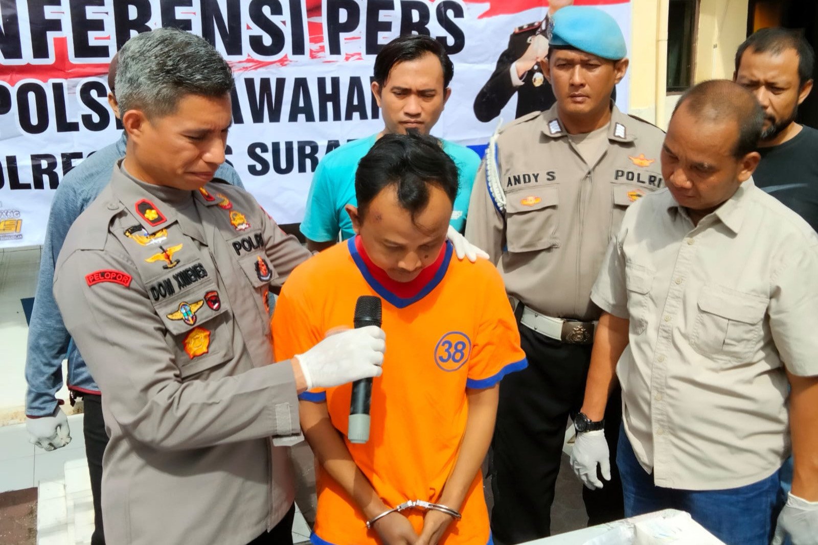 Fahrihul Aziz alias FA, 37. saat diinterogasi pria asal Gresik yang diamankan di Surabaya