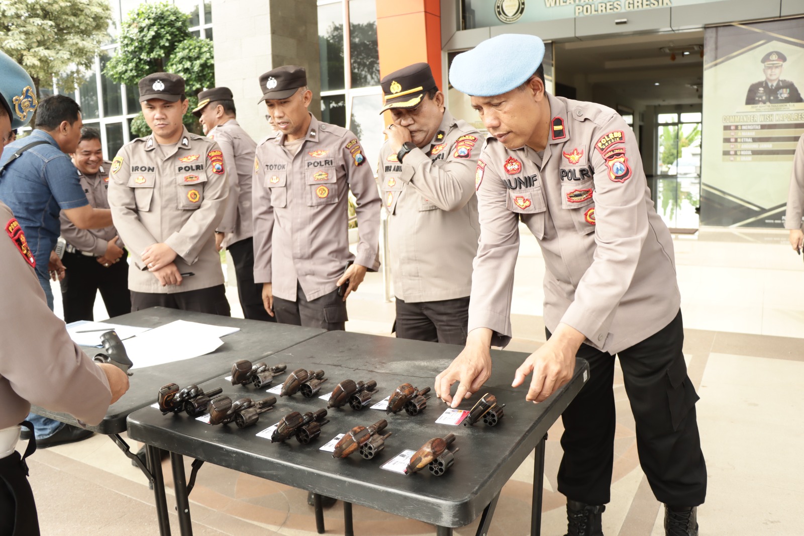 CEK SENPI: Kabaglog Kompol Nur Amin didampingi Kasi Propam Ipda Munif saat melakukan sidak pengecekan keamanan dan kelengkapan Senpi anggota Polres Gresik.