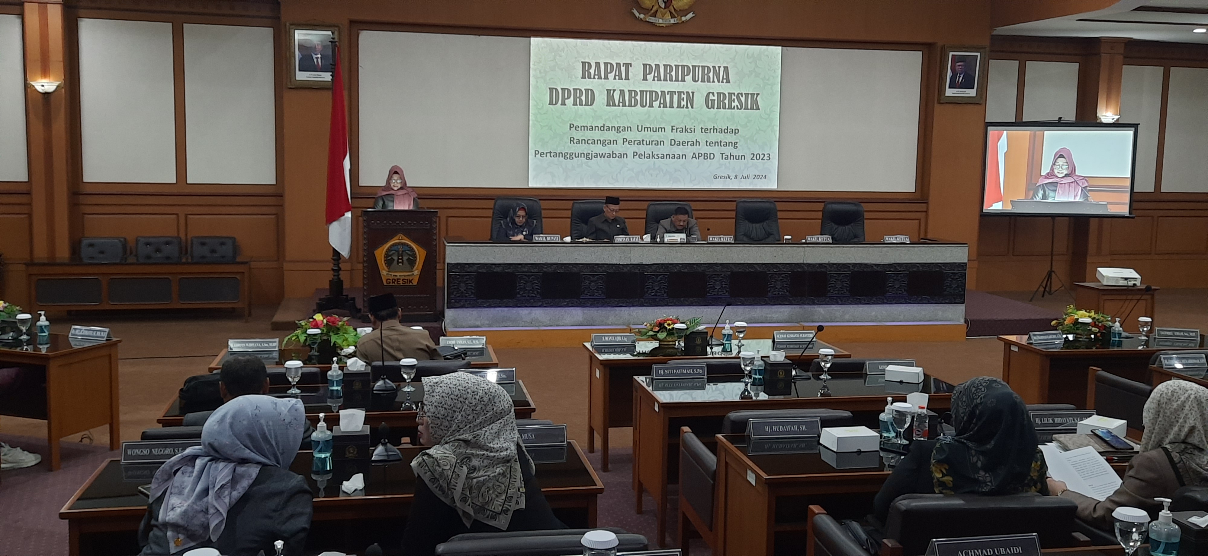 Anggota Fraksi Golkar DPRD Gresik Khomsatun saat membacakan pemandangan umum (PU) terhadap laporan APBD 2023.
