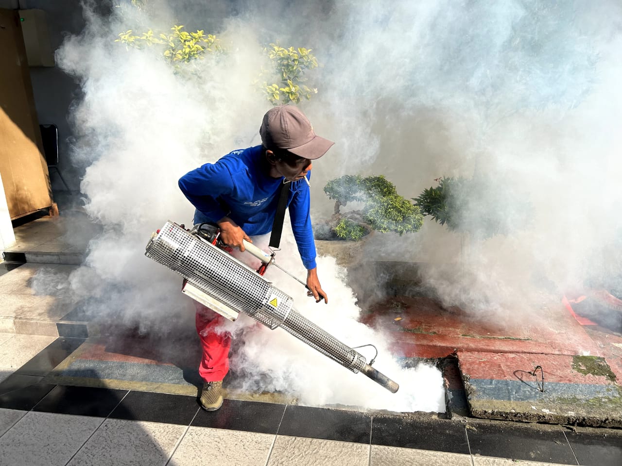 PENCEGAHAN DBD: Petugas dinas kesehatan melakukan penyemprotan fogging di seluruh area Rutan kelas IIB Gresik untuk antisipasi demam berdarah.