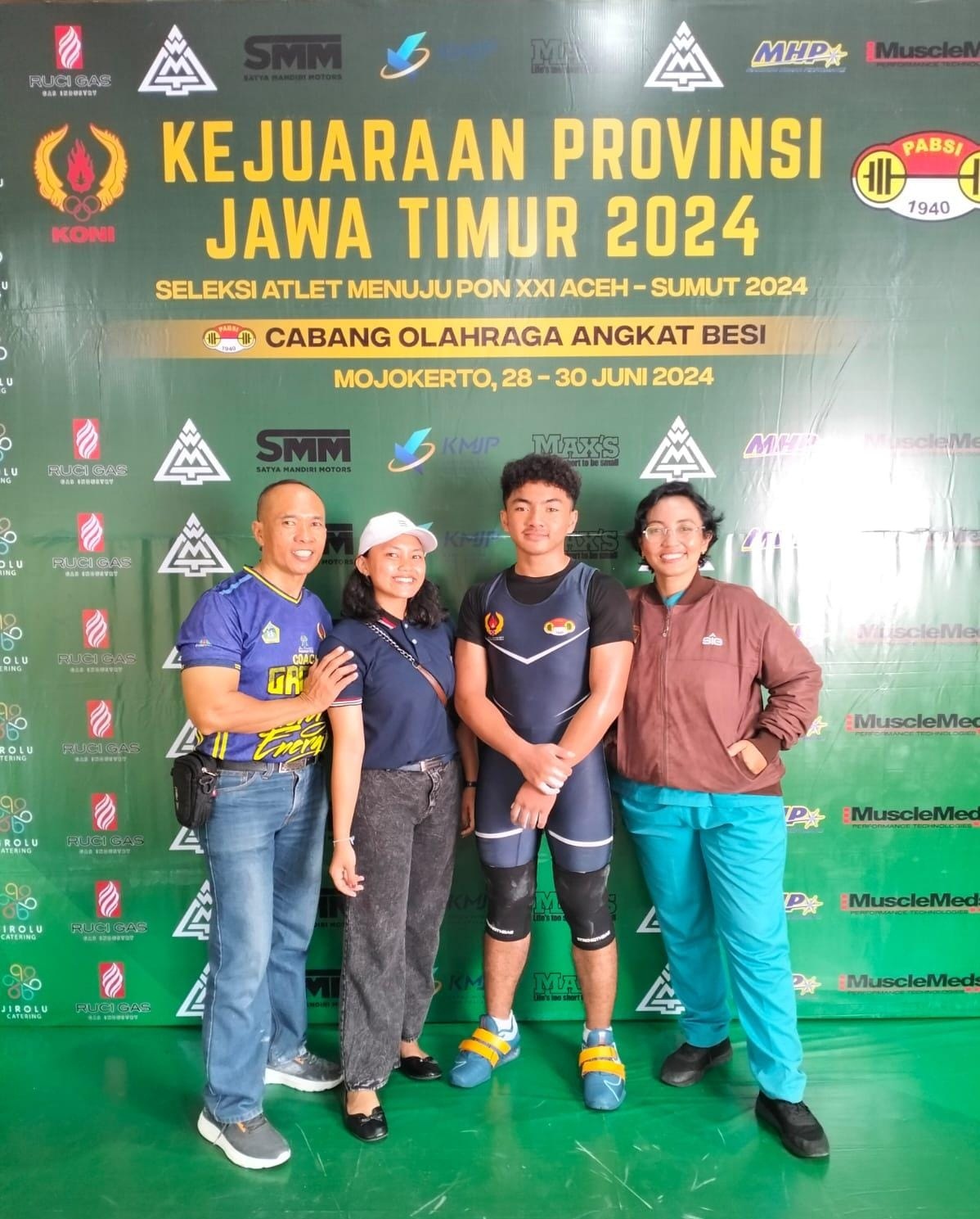 BANGGA: Miracle Gathyo Merzalino, atlet Angkat Besi muda asal Gresik yang selalu disupport keluarganya.