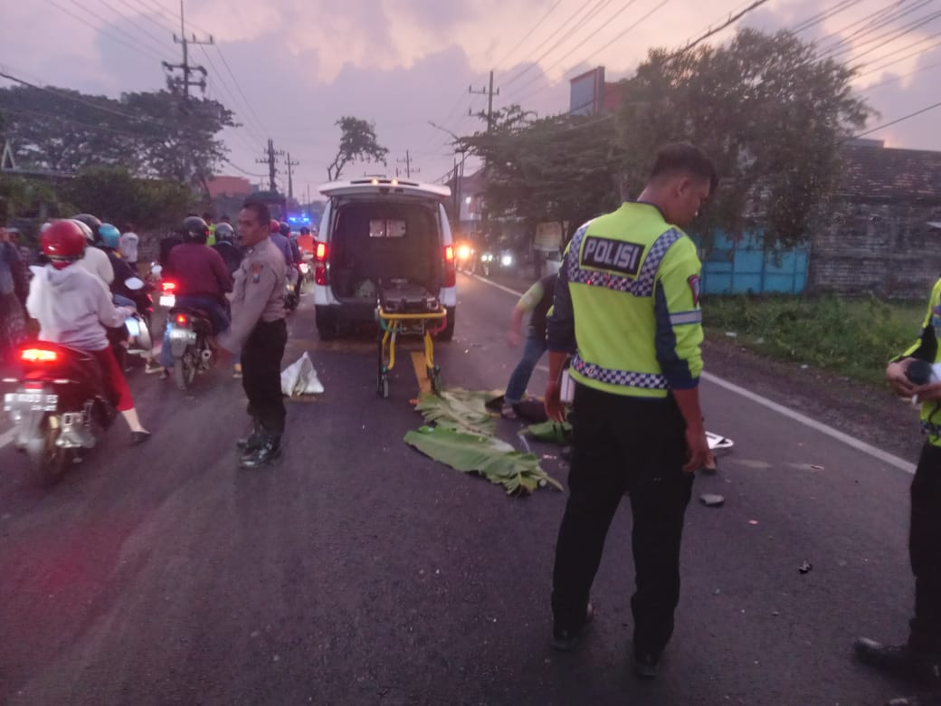 EVAKUASI: Anggota polisi saat melakukan evakuasi korban kecelakaan dibantu tim medis untuk dibawa ke RSUD Ibnu Sina, Gresik.