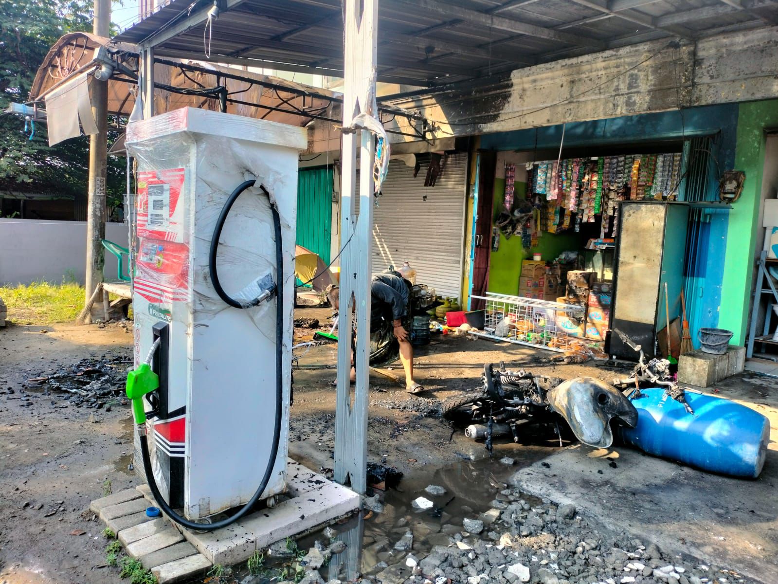 TERBAKAR : Sebuah sepeda motor hangus terbakar saat mengisi bensin di Pom mini di Jalan raya Sidayu depan Puskesmas Sidayu, Kecamatan Sidayu.