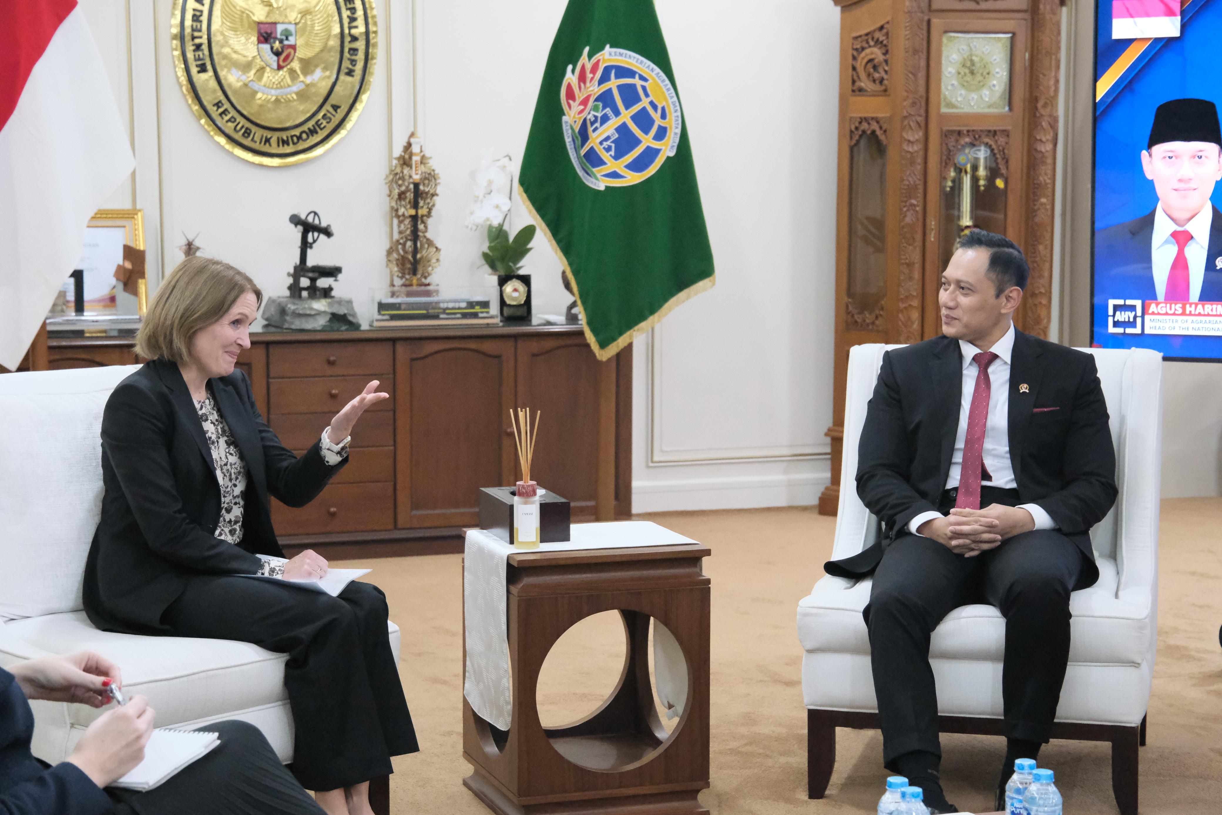 Sinergitas : Menteri Agraria dan Tata Ruang/Kepala Badan Pertanahan Nasional (ATR/BPN), Agus Harimurti Yudhoyono (AHY) menerima kunjungan Duta Besar Norwegia untuk Indonesia, Rut Kruger Griven.