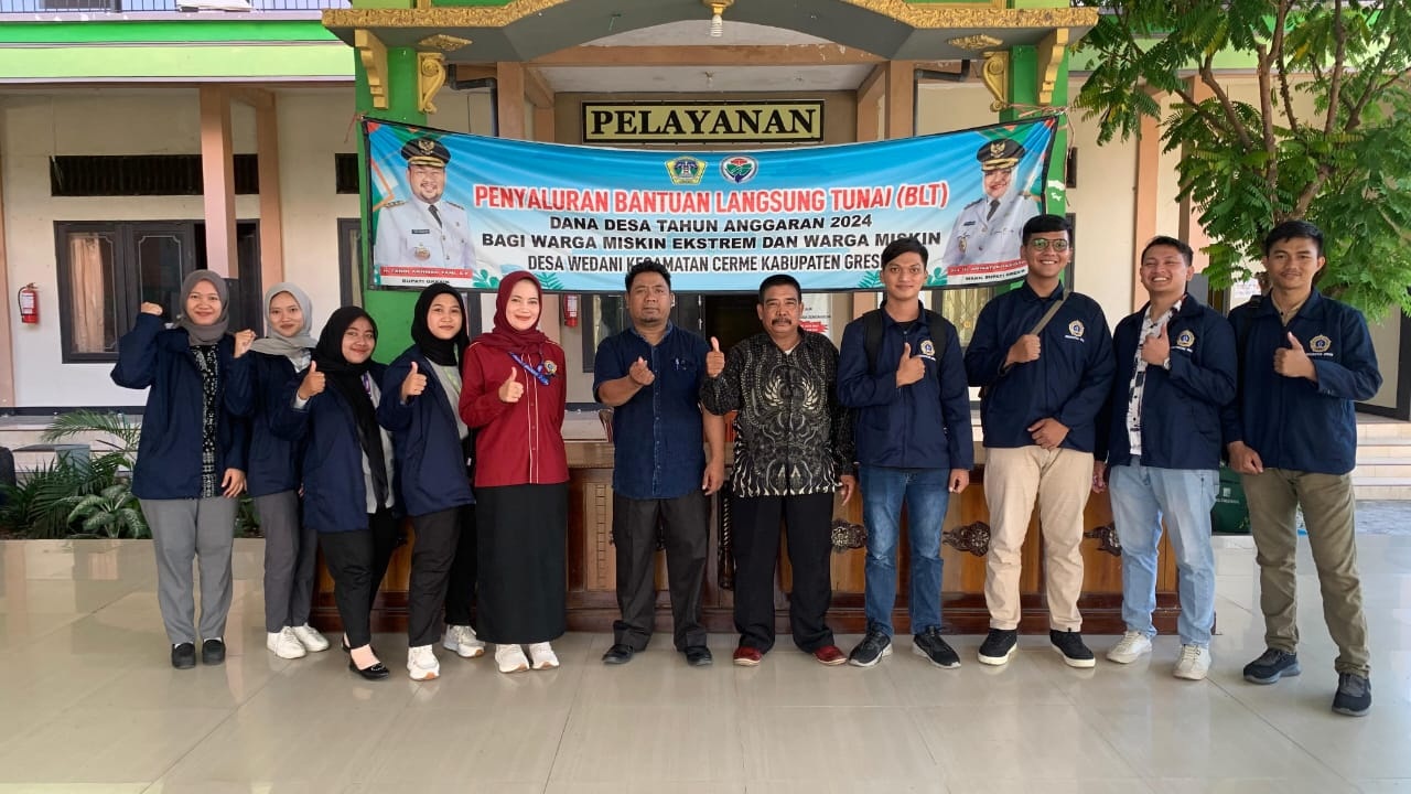 Mahasiswa KKN Unigres dan Kepala Desa  Hadi Sanjaya foto bersama di Balai Desa Wedani