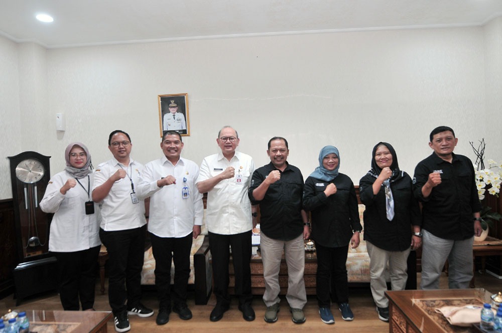 AUDIENSI: Penjabat (Pj) Sekdaprov Bobby Soemiarsono menerima tim Radar Surabaya yang dipimpin Direktur Lilik Widyantoro.