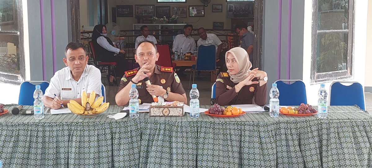 PENYULUHAN : Kajari Gresik Nana Riana beserta anggotanya saat memberikan penyuluhan hukum di Desa yang berada di Kabupaten Gresik.